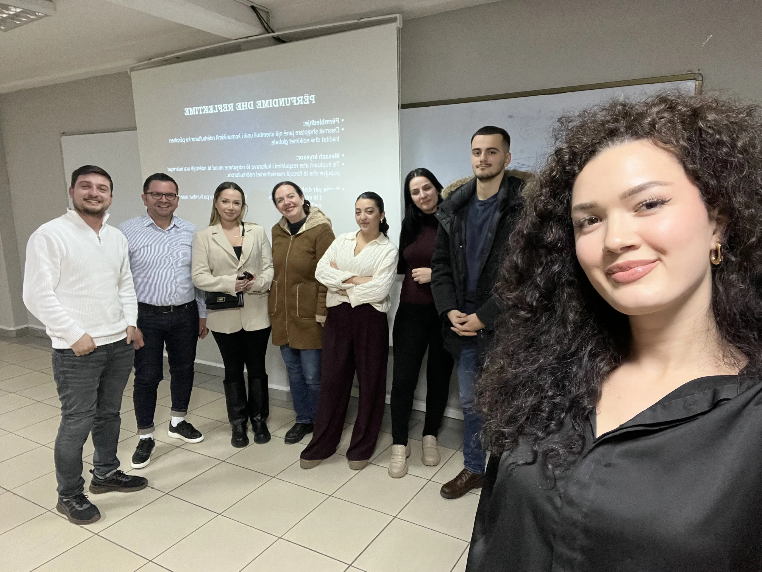 Studentët e masterit në Media dhe Komunikim në UBT prezantojnë punimet për komunikimin ndërkulturor