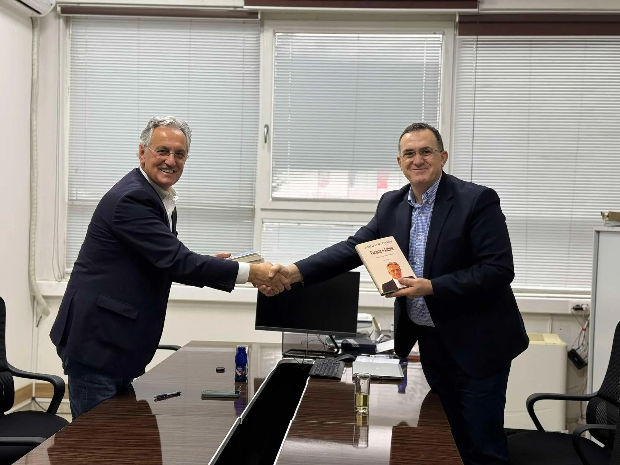 Dr. Pashko Camaj dhuron librat e tij për bibliotekën e UBT-së