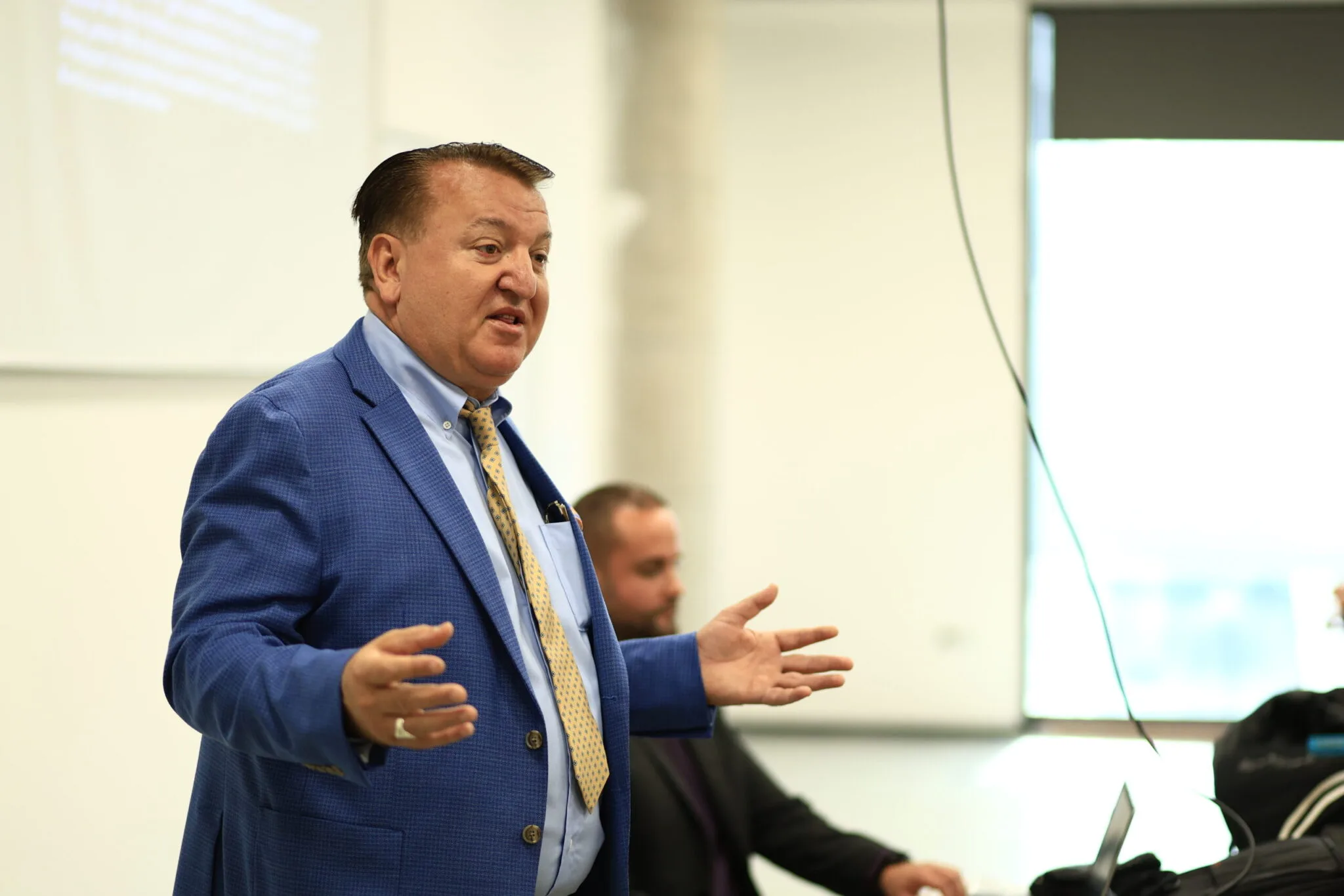 Dr. Elmi Berisha, President i VATRA-s, ligjëron mbi sigurinë ndërkombëtare me studentët e Sigurisë në UBT