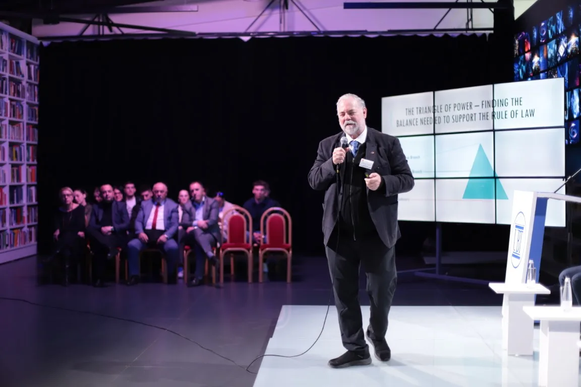 Nga Amerika në UBT: Prof. Martin L. Camp mbajti ligjëratën mbi rolin e avokatëve në sundimin e ligjit dhe mundësitë për studime në ShBA