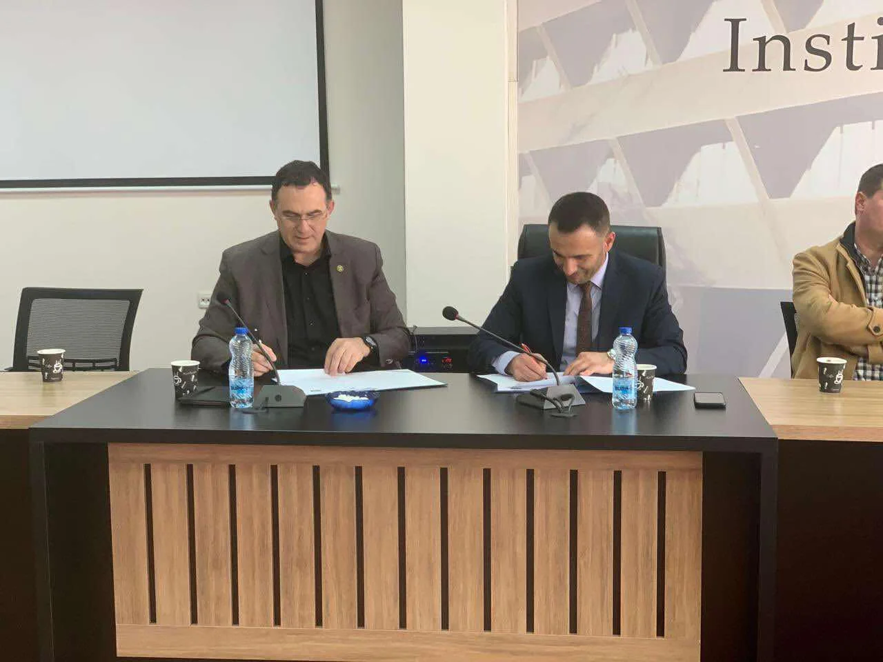 UBT dhe Instituti Albanologjik nënshkruajnë marrëveshje bashkëpunimi për avancimin e kërkimeve shkencore dhe zhvillimin e projekteve akademike