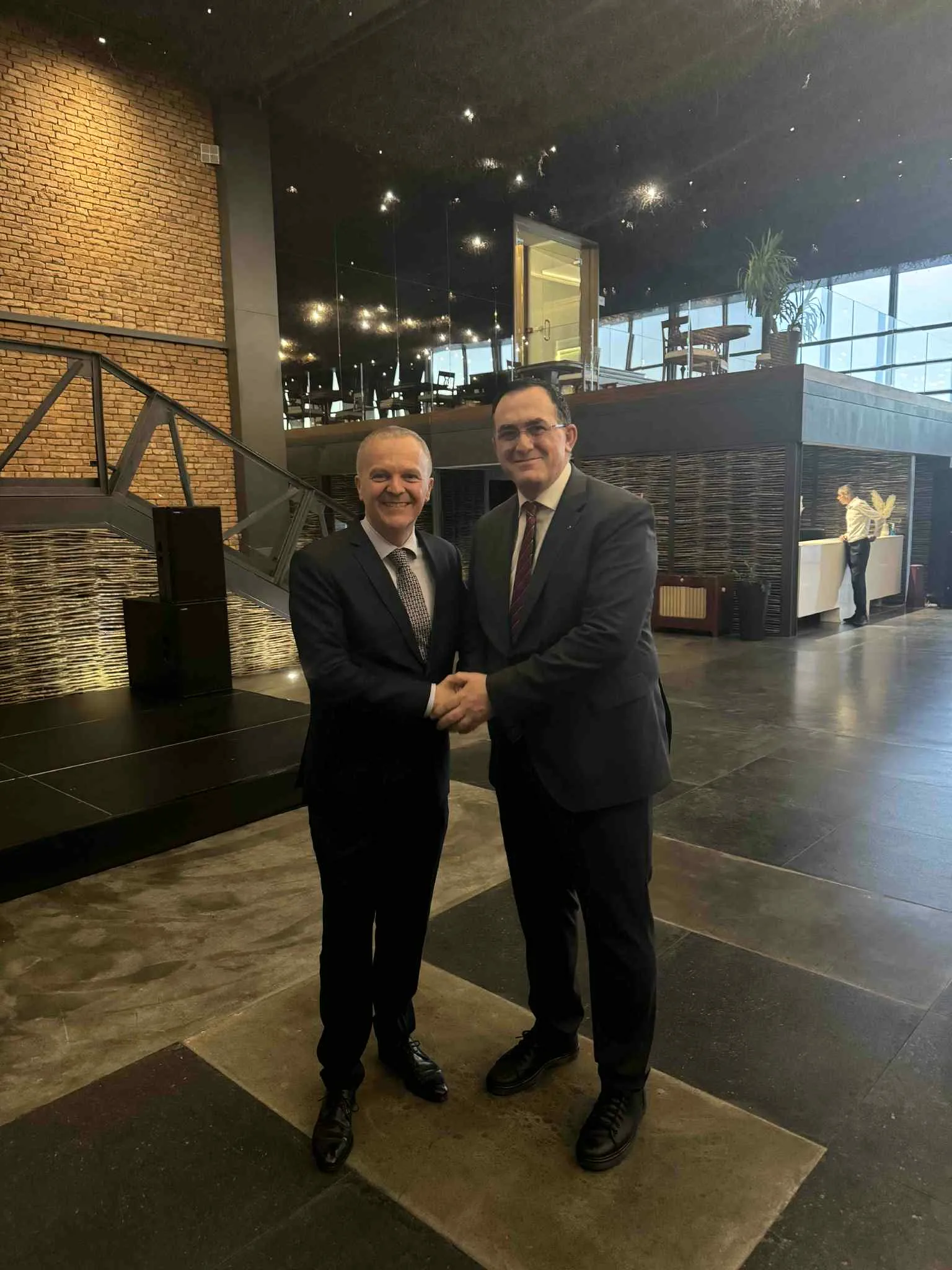 Rektori Hajrizi mori pjesë në ceremoninë përshëndetëse për Ambasadorin e Italisë në Kosovë