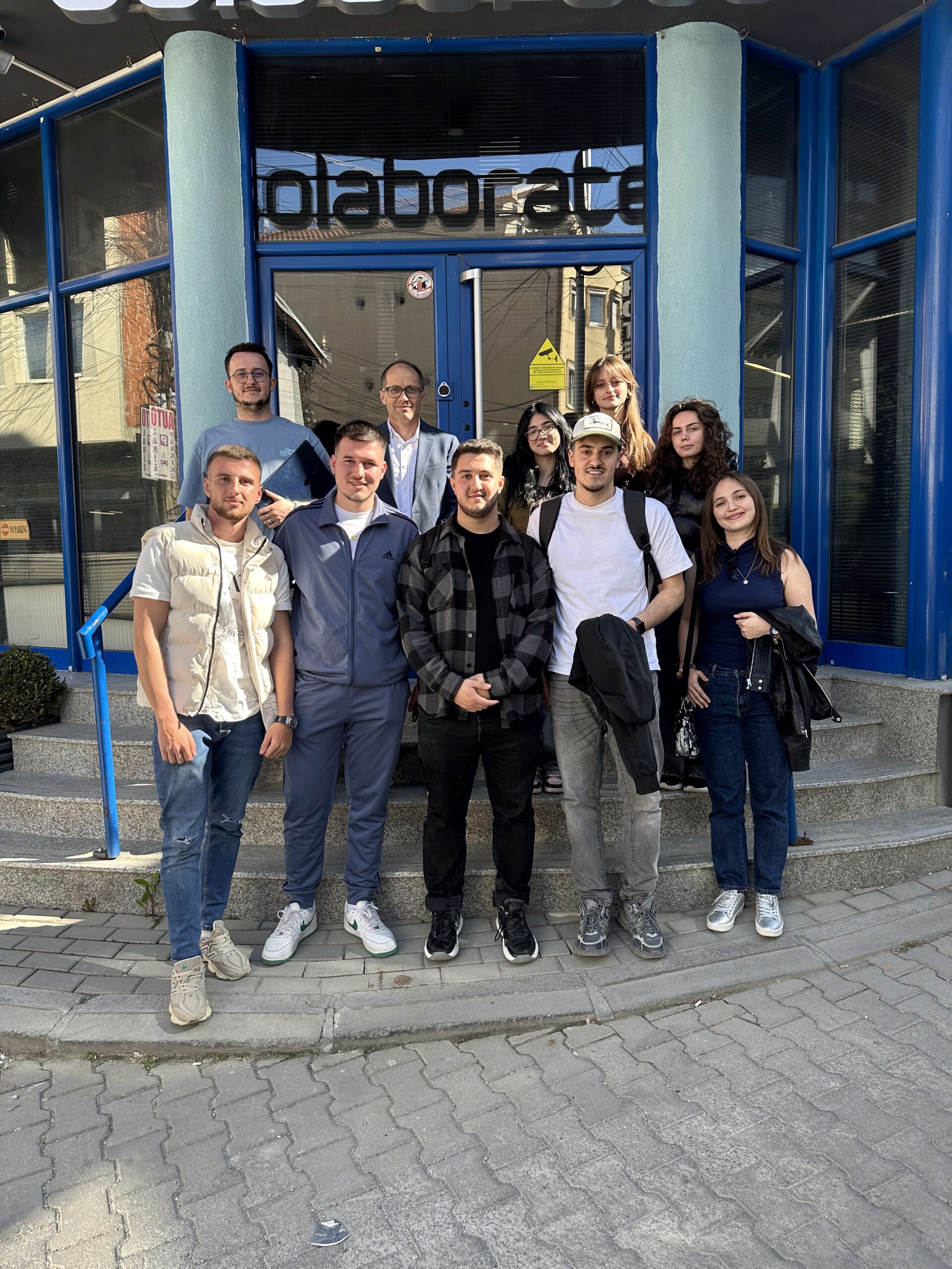 UBT përgatit liderët e së nesërmes – Studentët e Menaxhmentit në vizitë studimore në Solaborate