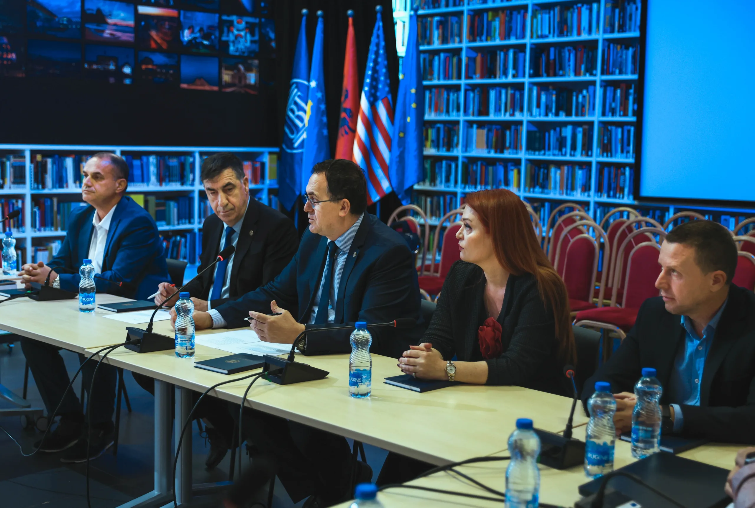 Etika mediatike në fokus të debatit në UBT, me pjesëmarrje të personaliteteve të njohura nga fusha e gazetarisë dhe komunikimit
