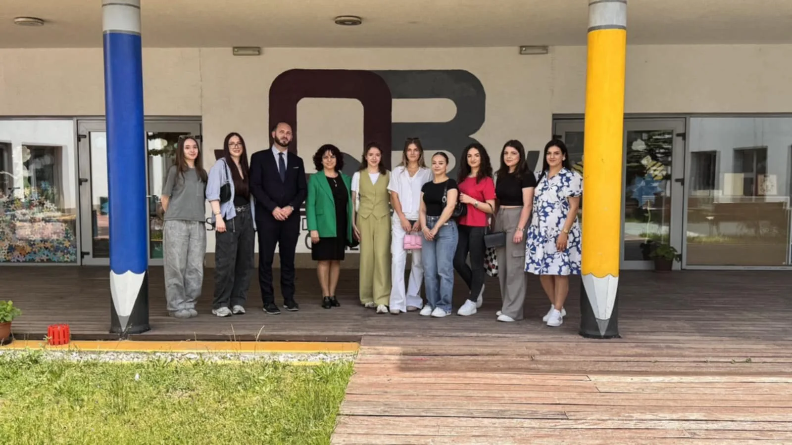 Studentët e Psikologjisë në vizitë studimore në SHFMU “Qamil Batalli” në Prishtinë