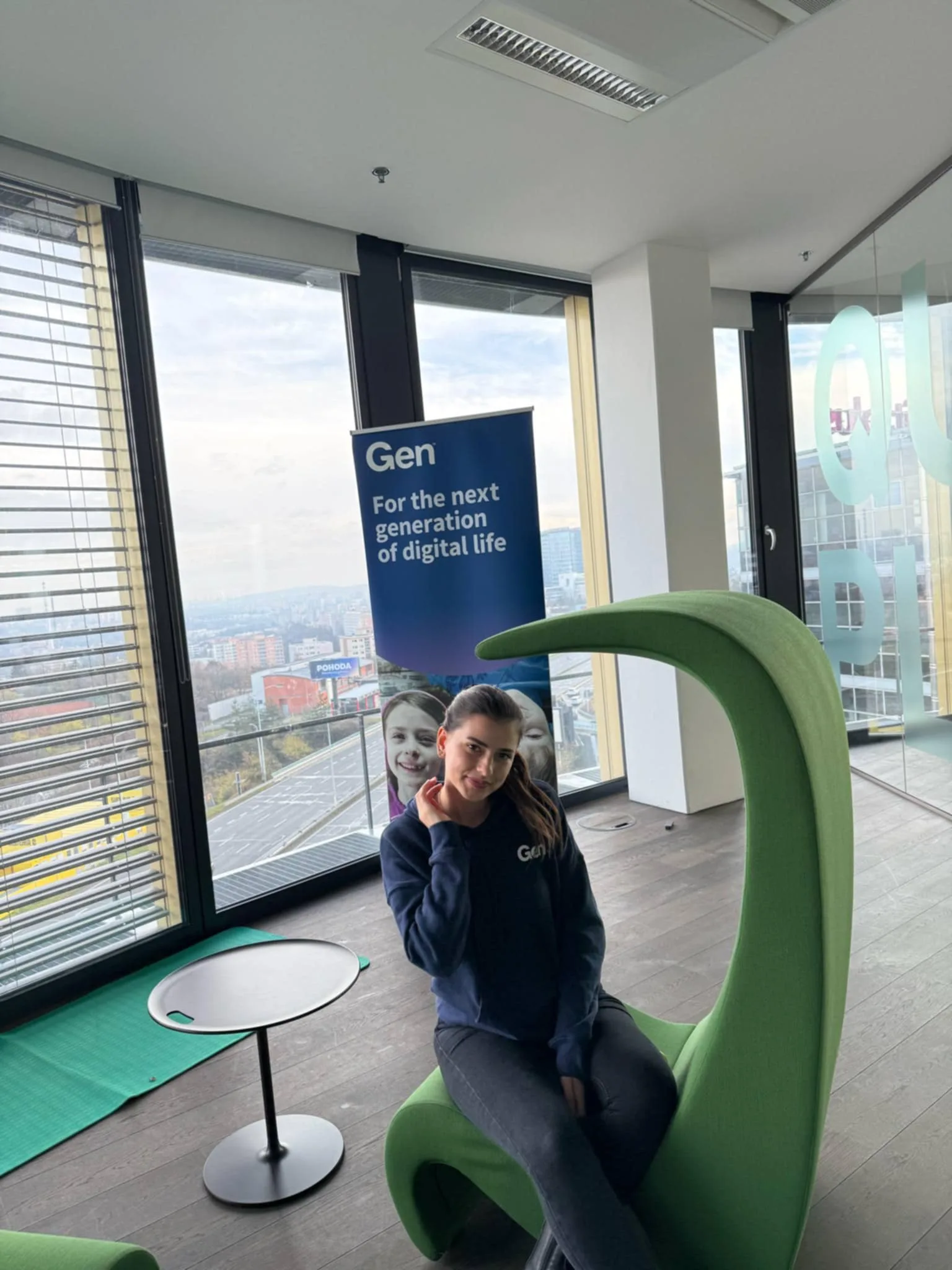 Nga UBT në Pragë: Historia e suksesit të studentes së UBT-së, Genita Tahiri tani e punësuar në një nga kompaninë evropiane Gen Digital