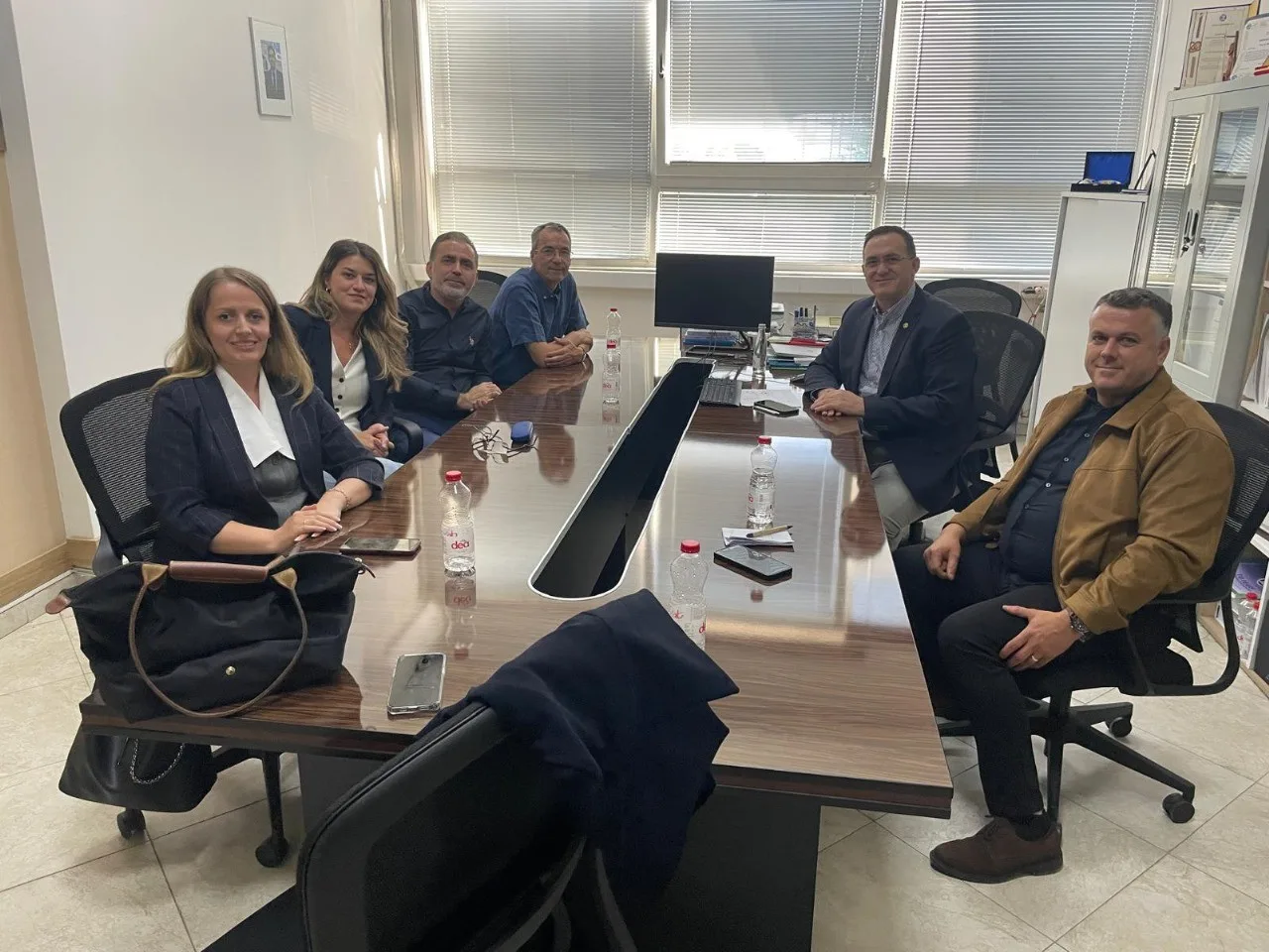 Profesori Dr. Gregor Schmitz nga Universiteti i Konstanz-it dhe Drejtor i Qendrës Kosovare për Edukim dhe Hulumtim Mjedisor viziton UBT-në