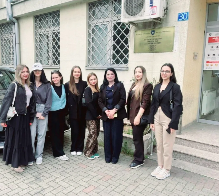 UBT forcon arsimin juridik me vizita studimore në institucione të drejtësisë – Studentët e Juridikut vizitojnë Gjykatën Themelore në Prizren
