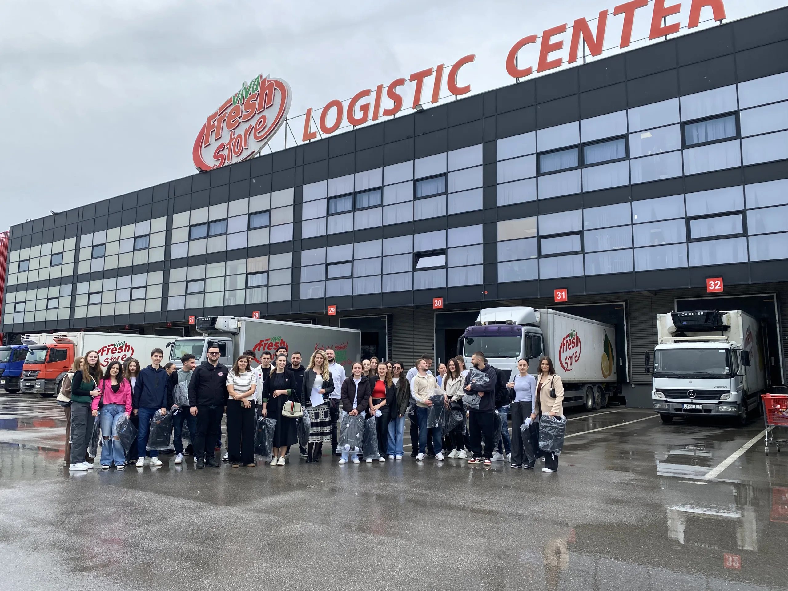 Studentët e Fakultetit MBE të UBT-së zhvillojnë vizitë studimore në “Viva Fresh Store” – përvojë e drejtpërdrejtë me sfidat dhe sukseset e biznesit modern në Kosovë