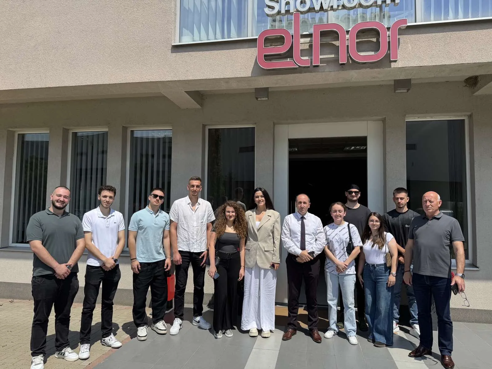 Studentët e programit Menaxhment, Biznes dhe Ekonomi në UBT zhvillojnë vizitë studimore në kompanitë Elnor Furniture dhe Ukaj Home – statistikat në funksion të menaxhimit efikas