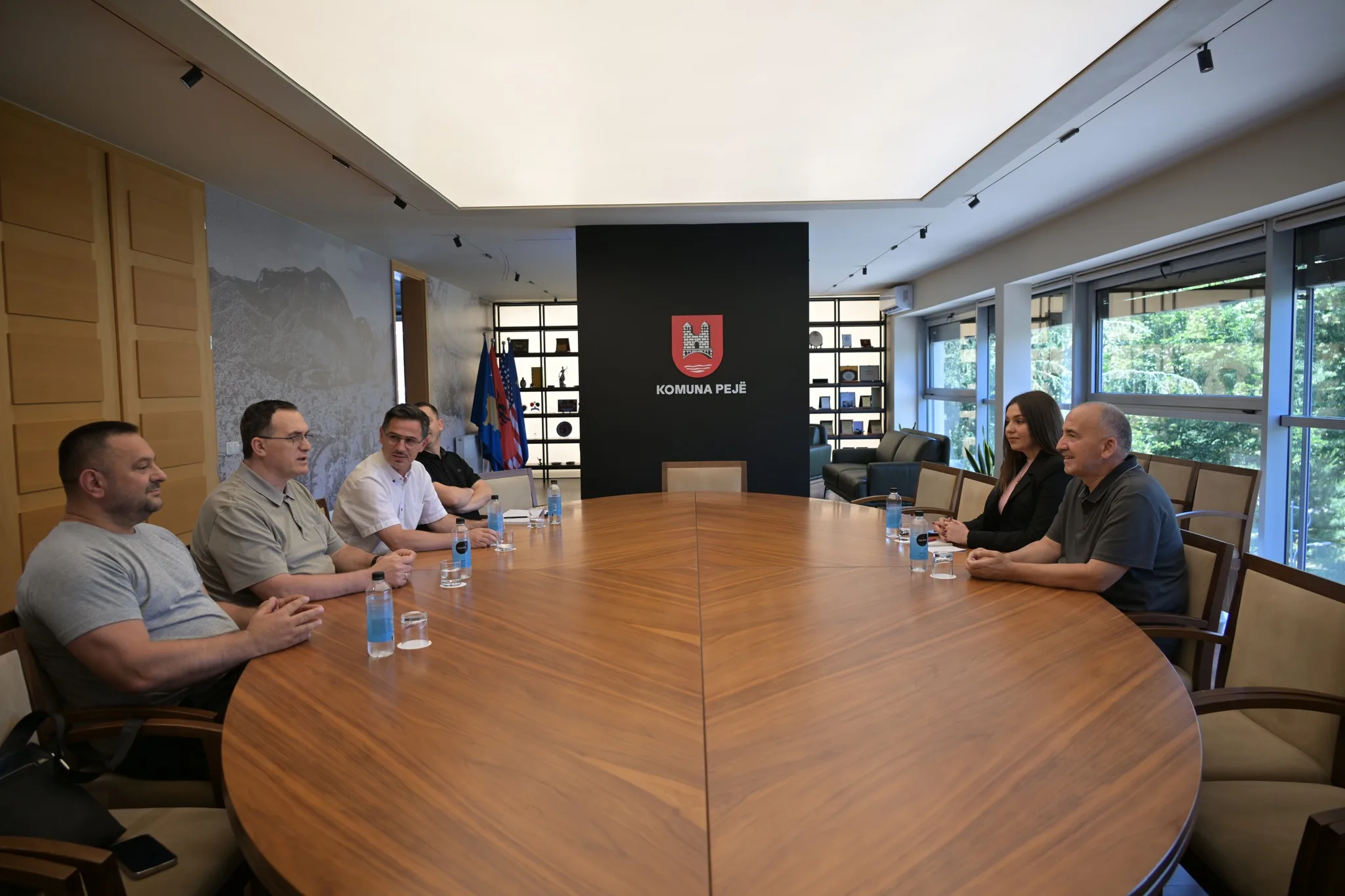 Rektori Hajrizi zhvillon një vizitë zyrtare në Komunën e Pejës