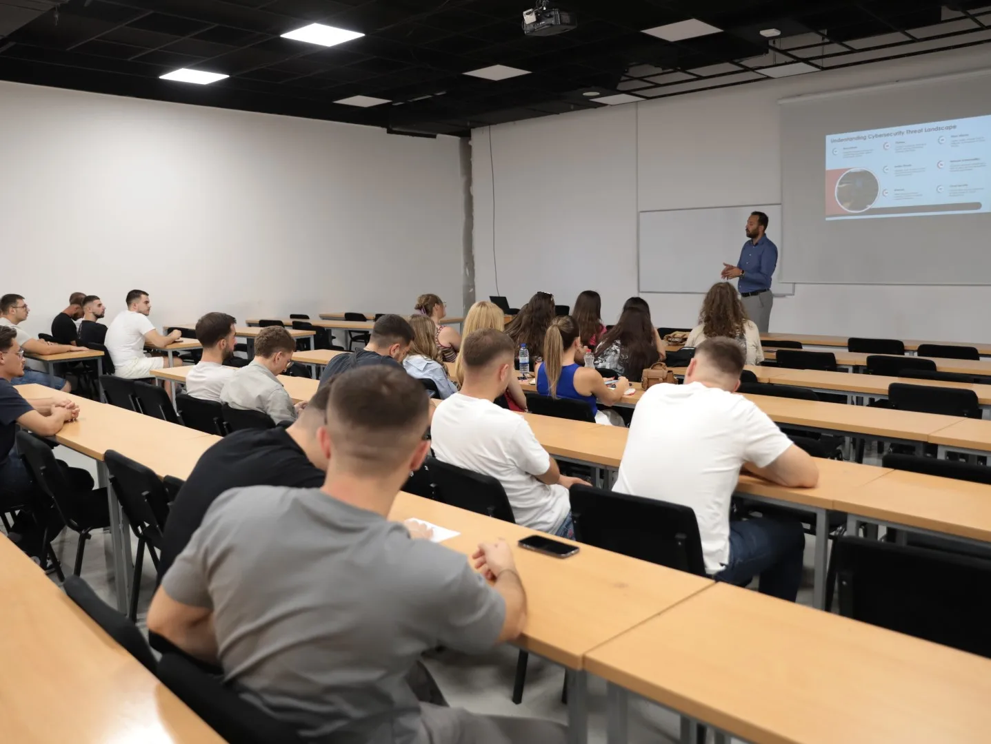 UBT sjell AI-në në qendër të diskutimit për Akademinë Verore të Sistemeve të Informacionit