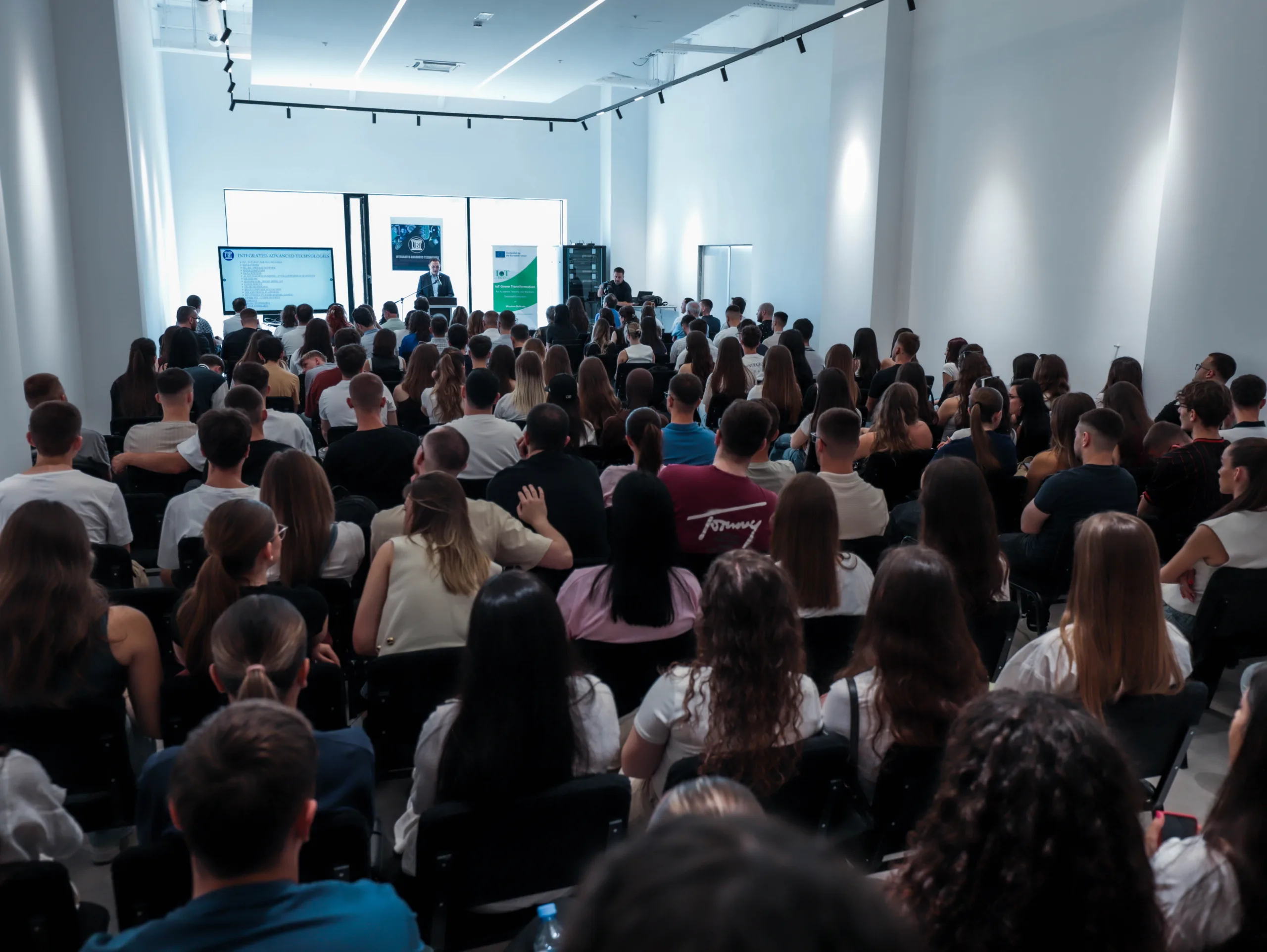 UBT hap zyrtarisht Akademinë Verore 2025 në Shkencat Kompjuterike dhe Inxhinieri: IoT për një të ardhme më të gjelbër