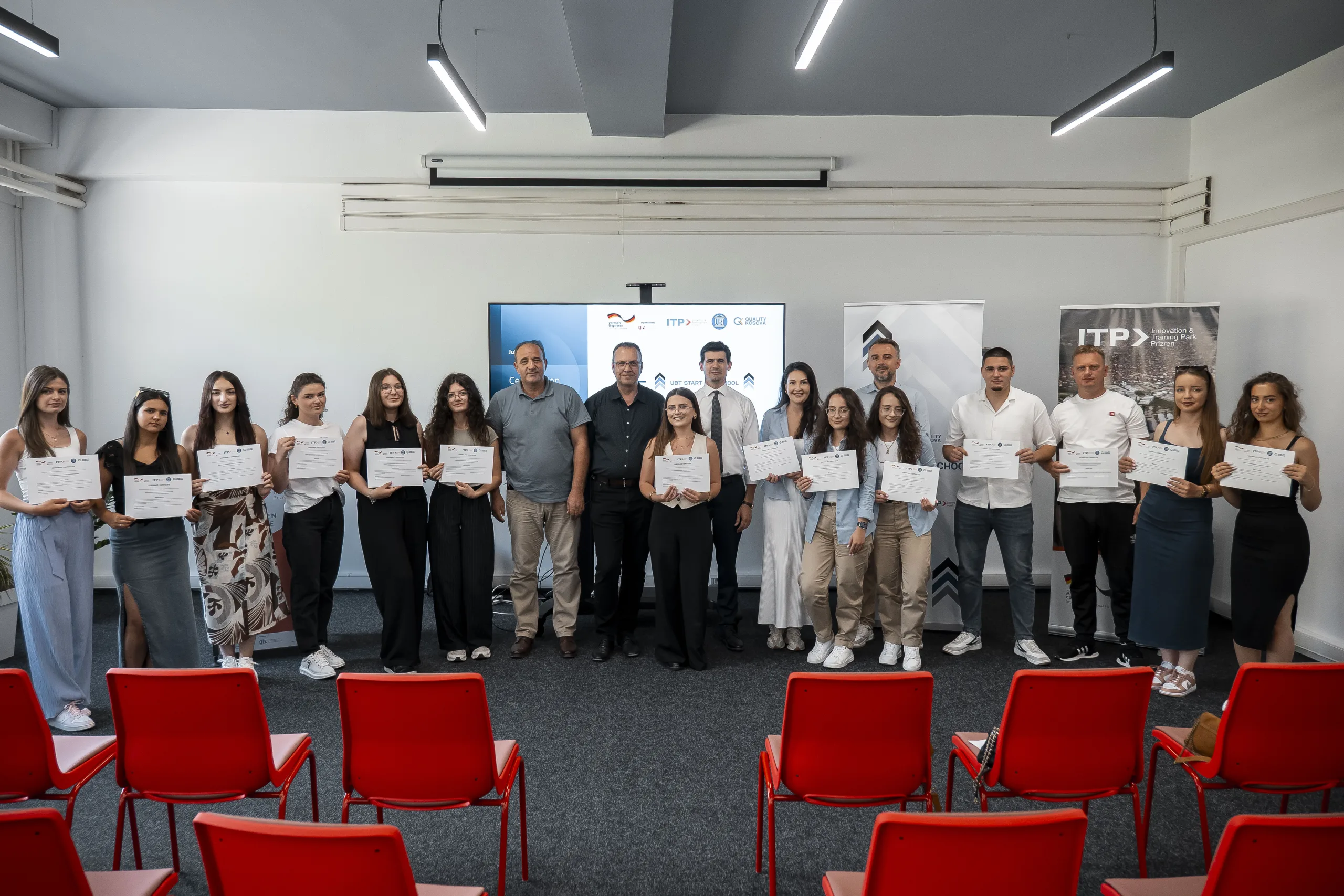 Mbahet ceremonia e shpërndarjes së certifikatave për pjesëmarrësit e nivelit të parë të UBT Startup School në Prizren