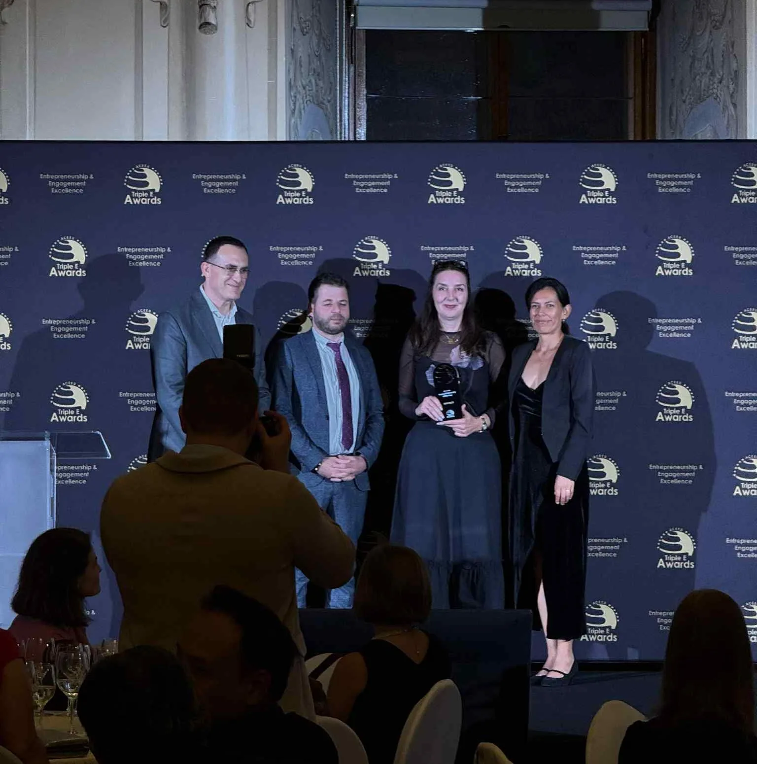 UBT dhe Rektori Hajrizi vlerësohen me çmimet më të larta globale si rol model për inovacion, sipërmarrësi dhe impakt shoqëror nga Triple E Awards