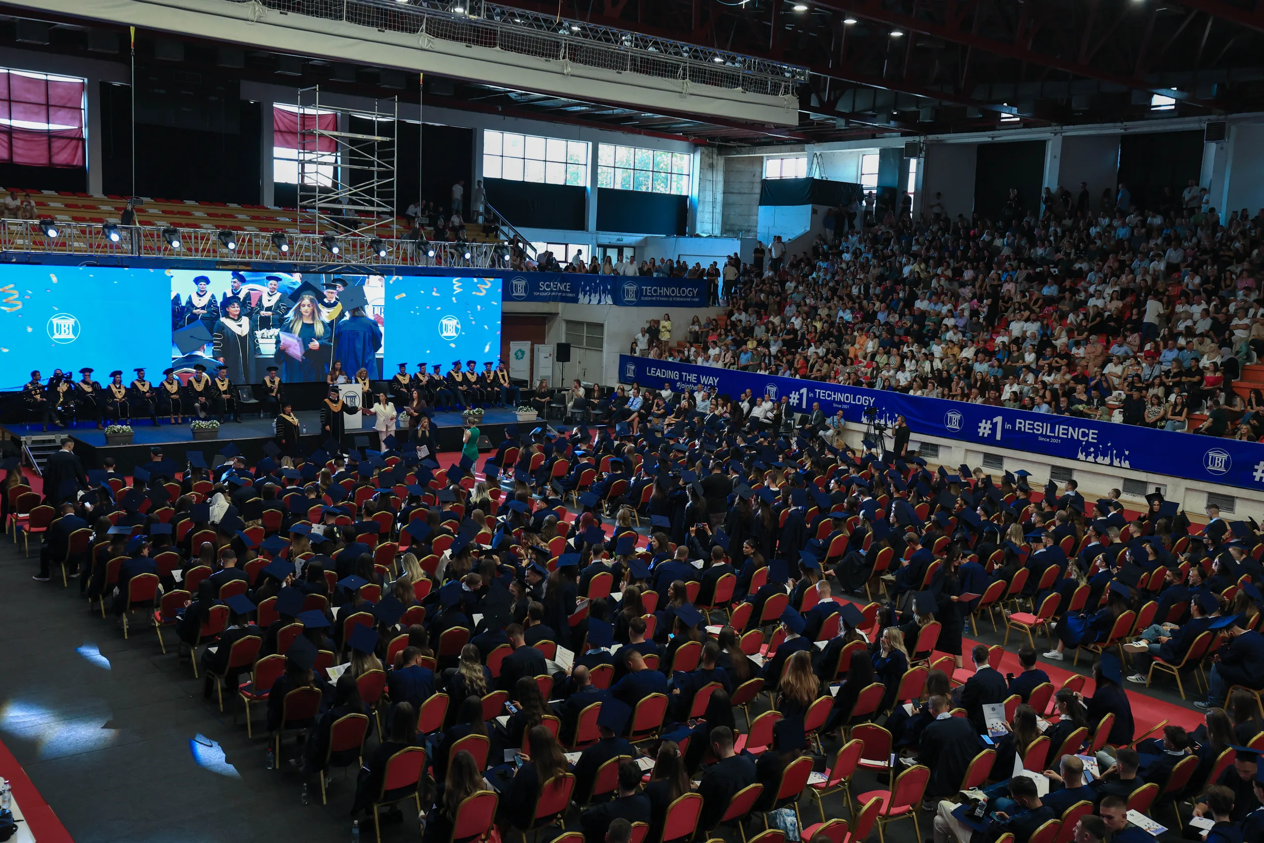 UBT feston me ceremoni solemne gradimin e Gjeneratës së 22-të të studentëve
