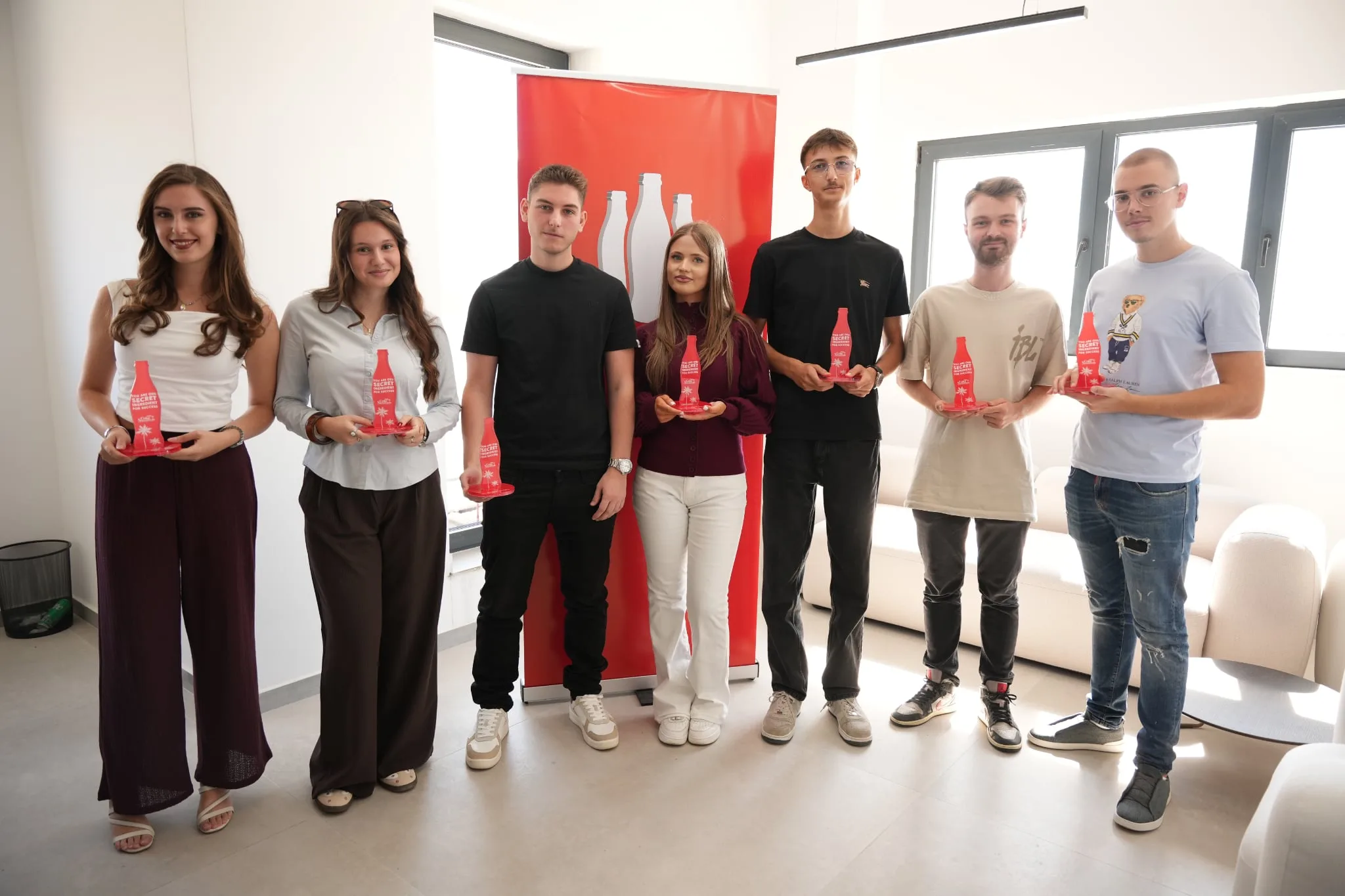 Studentët e UBT-së përfundojnë praktikën profesionale në Coca-Cola HBC Kosova