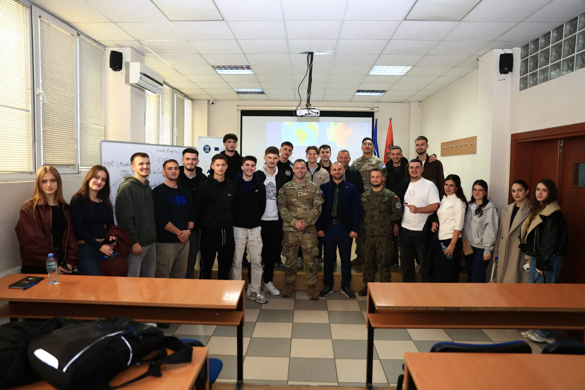 Fakulteti i Studimeve të Sigurisë në UBT organizon ligjëratë të përbashkët me përfaqësues të KFOR-it Amerikan dhe Polak