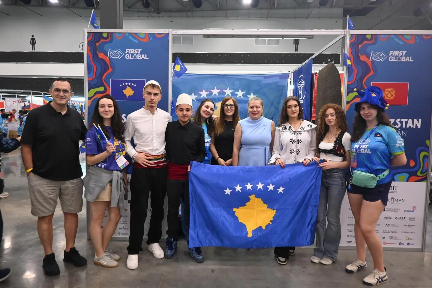 Ambasadorja e Kosovës në Panama, Heroina Telaku takohet me ekipin First Kosovo në ceremoninë e hapjes së First Global Challenge 2025