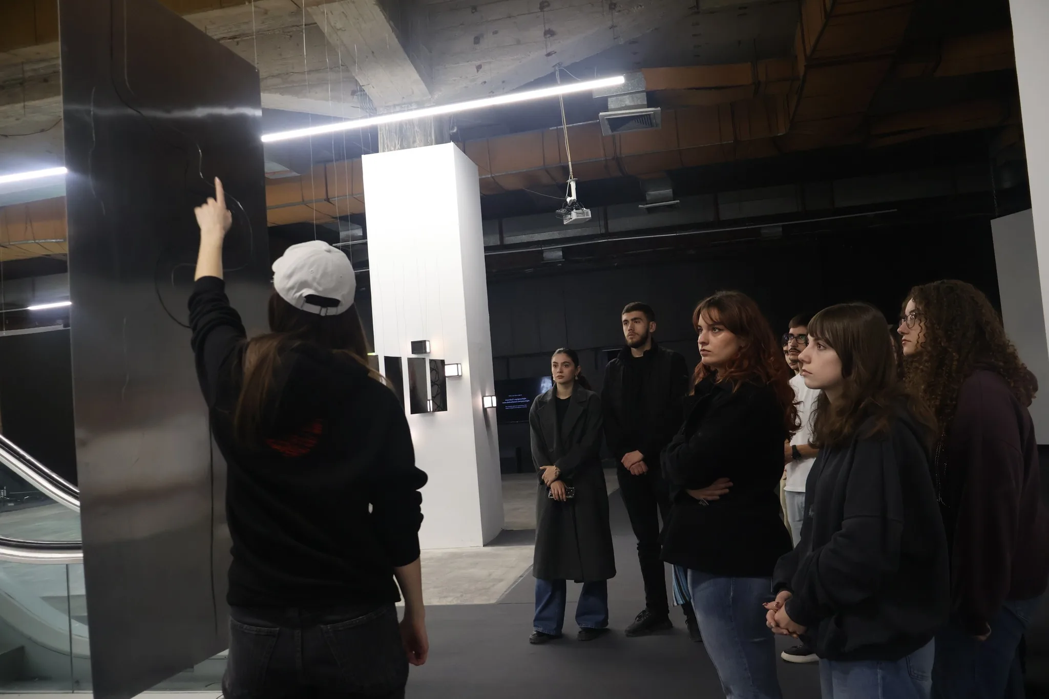 Art, media dhe kujtesa historike: Vizita e studentëve të UBT-së në Reporting House