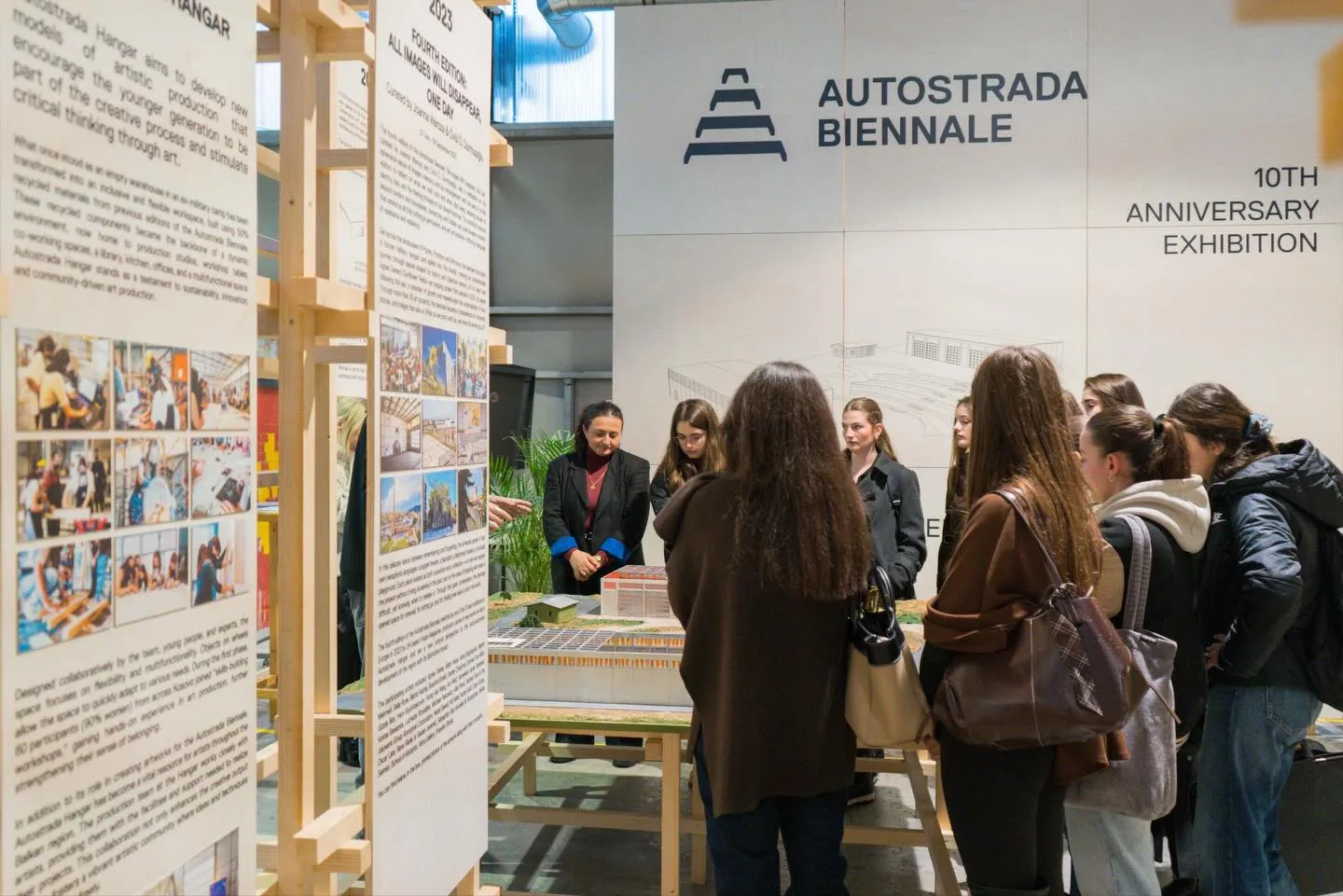 Studentët e UBT-së në Prizren vizitojnë Autostrada Hangar për një përvojë praktike në art bashkëkohor
