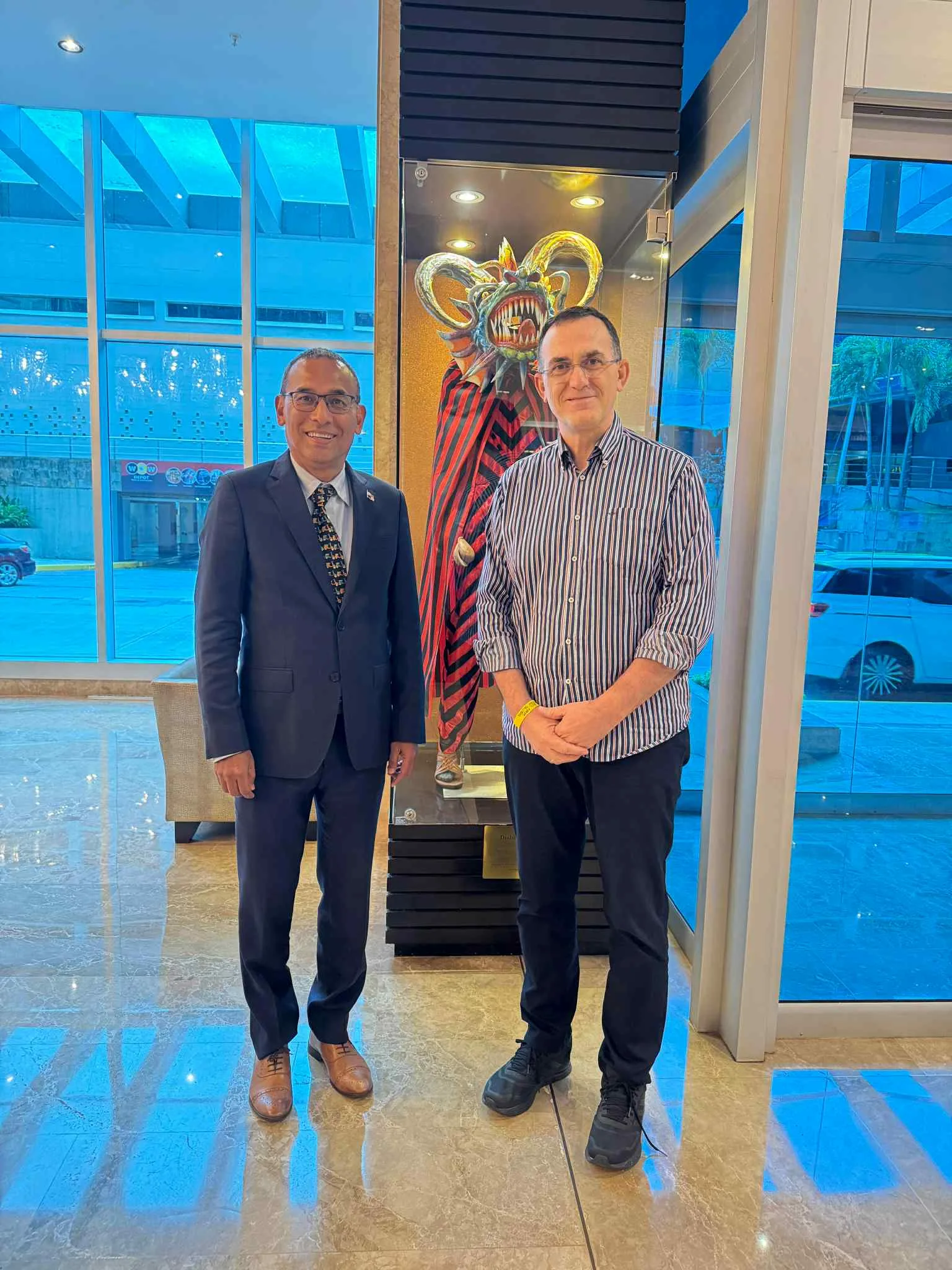 Rektori Hajrizi zhvillon takim miqësor në Panama me diplomatin Pablo Garrido