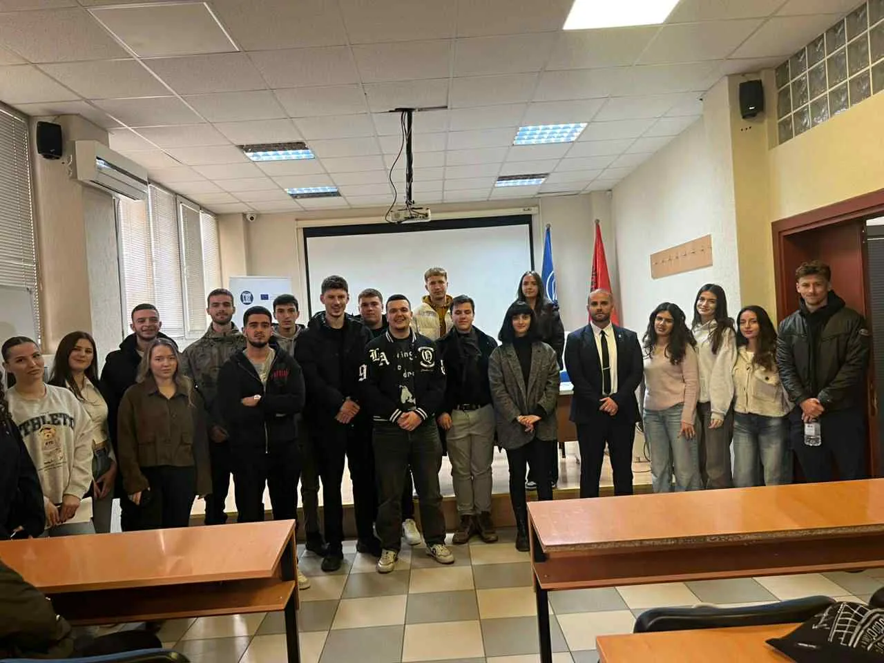 Gazetarja Vjosa Çerkini ligjëron në UBT për propagandën dhe rreziqet ndaj sigurisë kombëtare