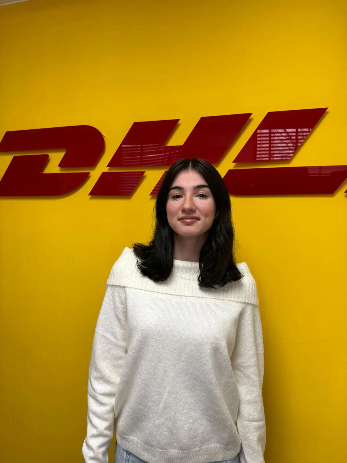 Studentja e UBT-së, Melisa Bekteshi, fillon praktikën profesionale në Zyrën e Financave në DHL Express Kosova