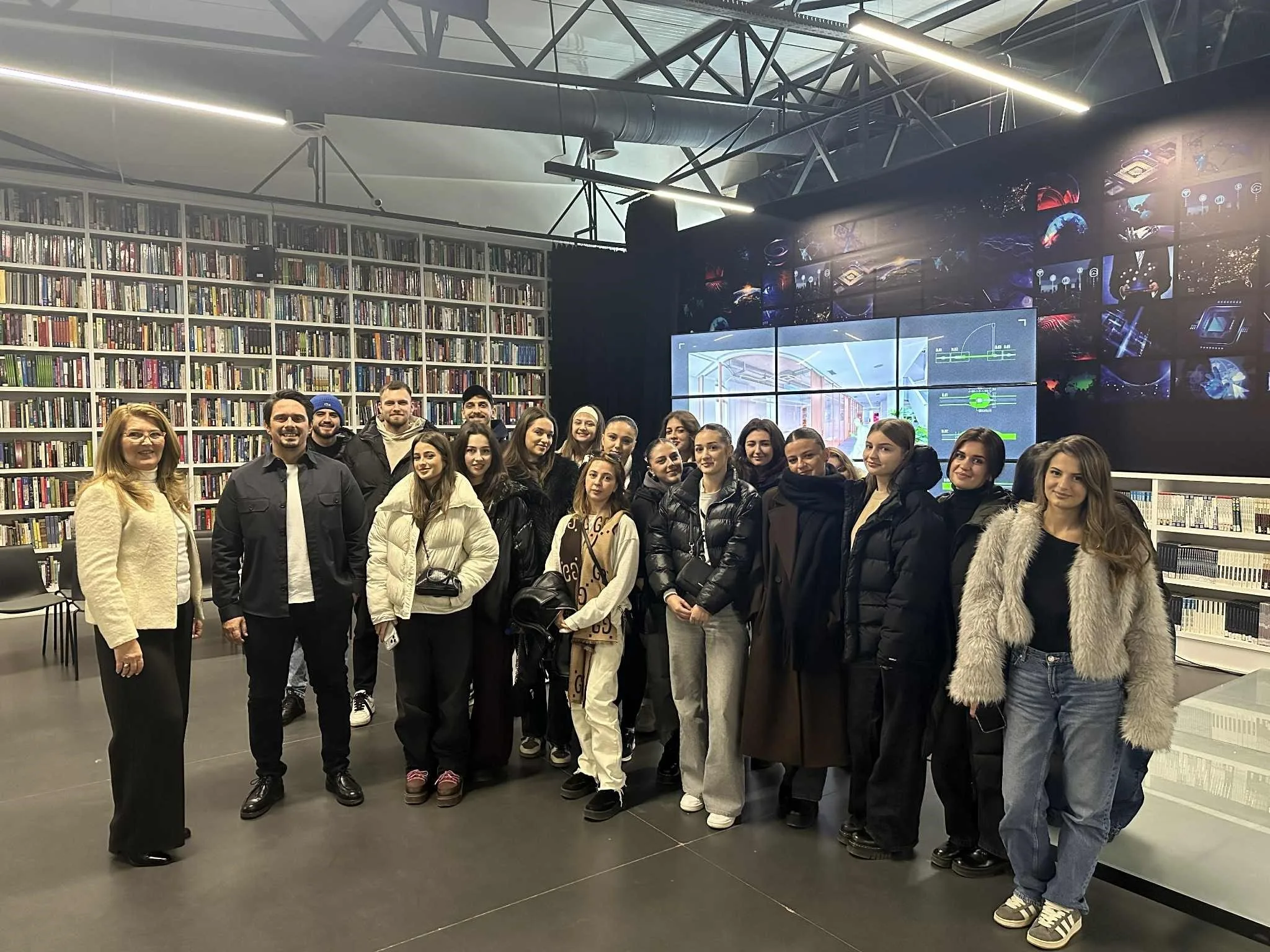 Burim Bajraktari ndan përvojën ndërkombëtare me studentët e Dizajnit në UBT