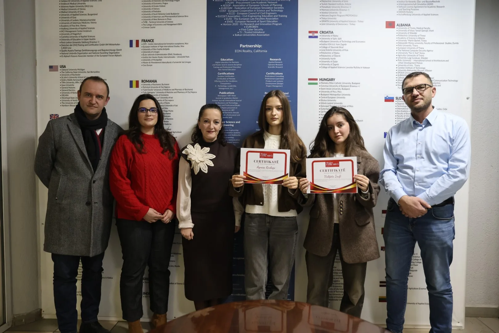 Studentet e UBT-së, Valëjeta Isufi dhe Agnesa Rexhepi përfituese të bursave nga Fondacioni “Shqipe Luzha Heroi”