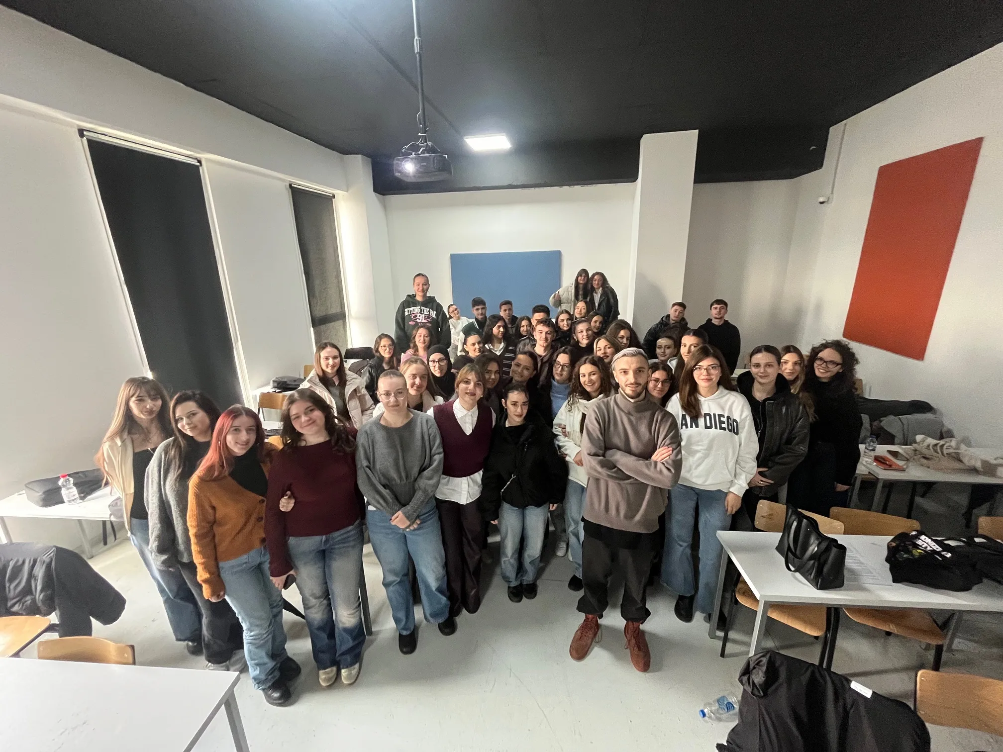 Dizajneri grafik Berin Hasi ligjëron për studentët e Dizajnit të Integruar në UBT