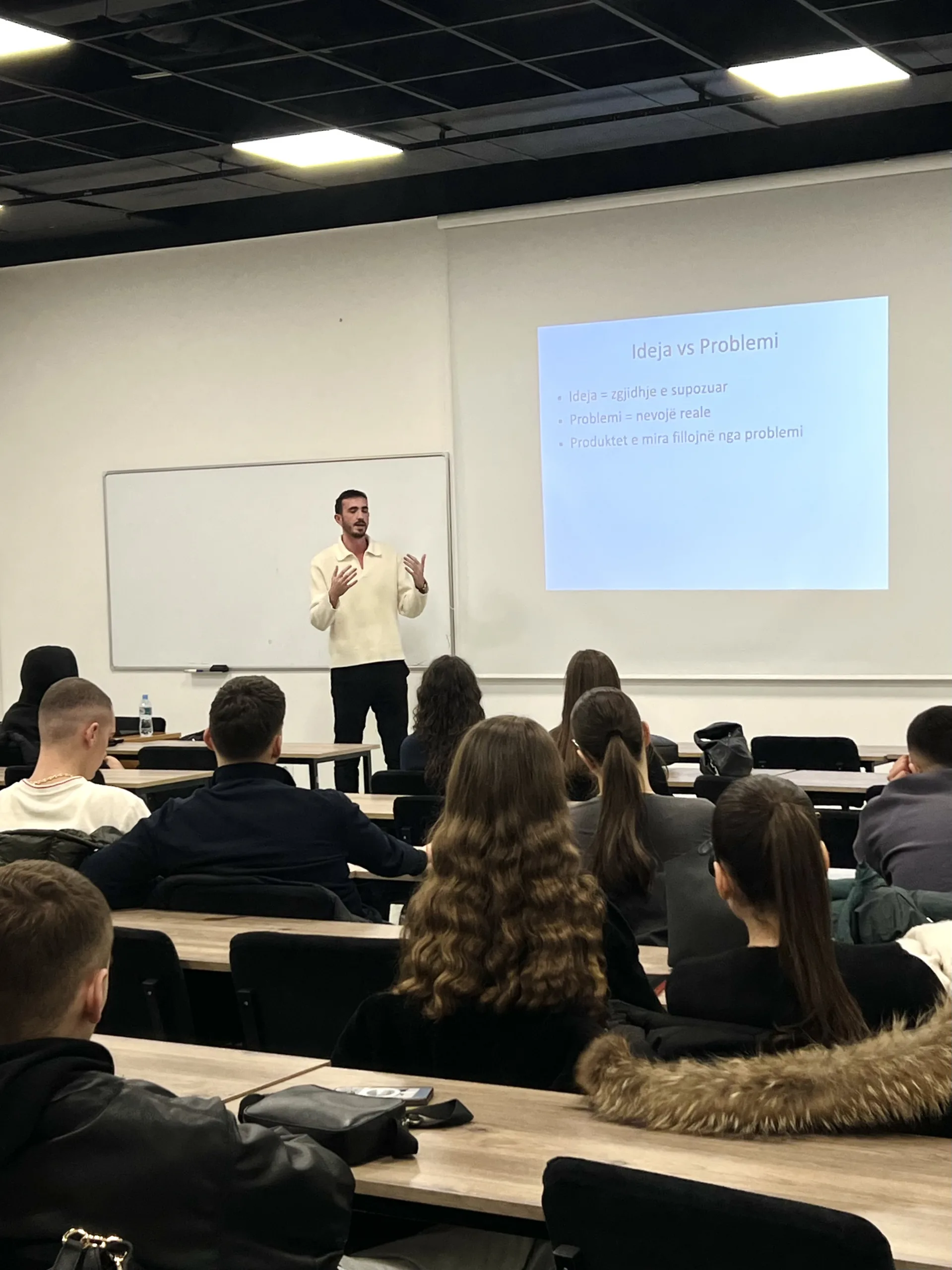 Flamur Xhafa – CTO nga kompania Behamics, ndan përvojën nga industria me studentët e Sistemeve të Informacionit