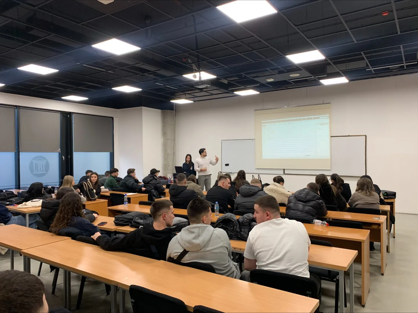 Studentët e vitit të parë të Menaxhmentit, Biznesit dhe Ekonomisë në UBT trajnohen në QuickBooks nga ekspert i fushës