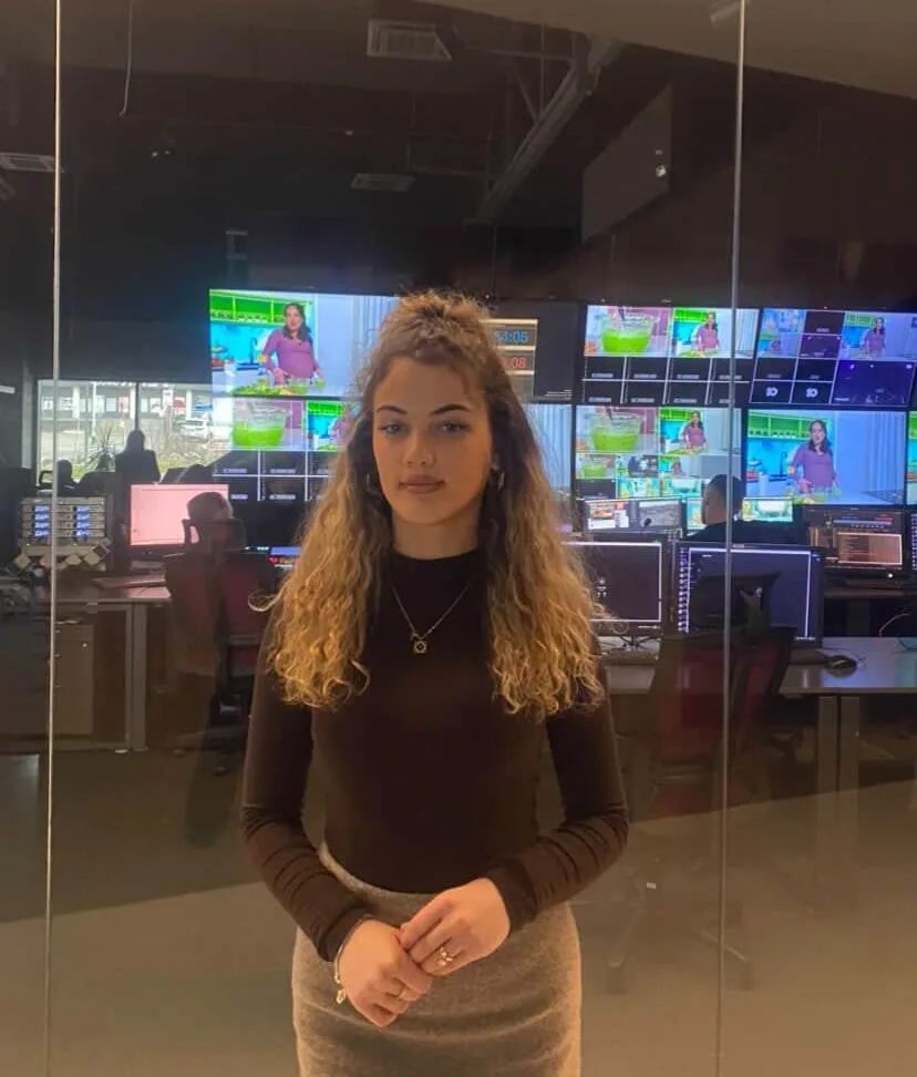 Nga studimet në UBT drejt suksesit në media – Argjenda Krasniqi bëhet pjesë e televizionit Kanal 10