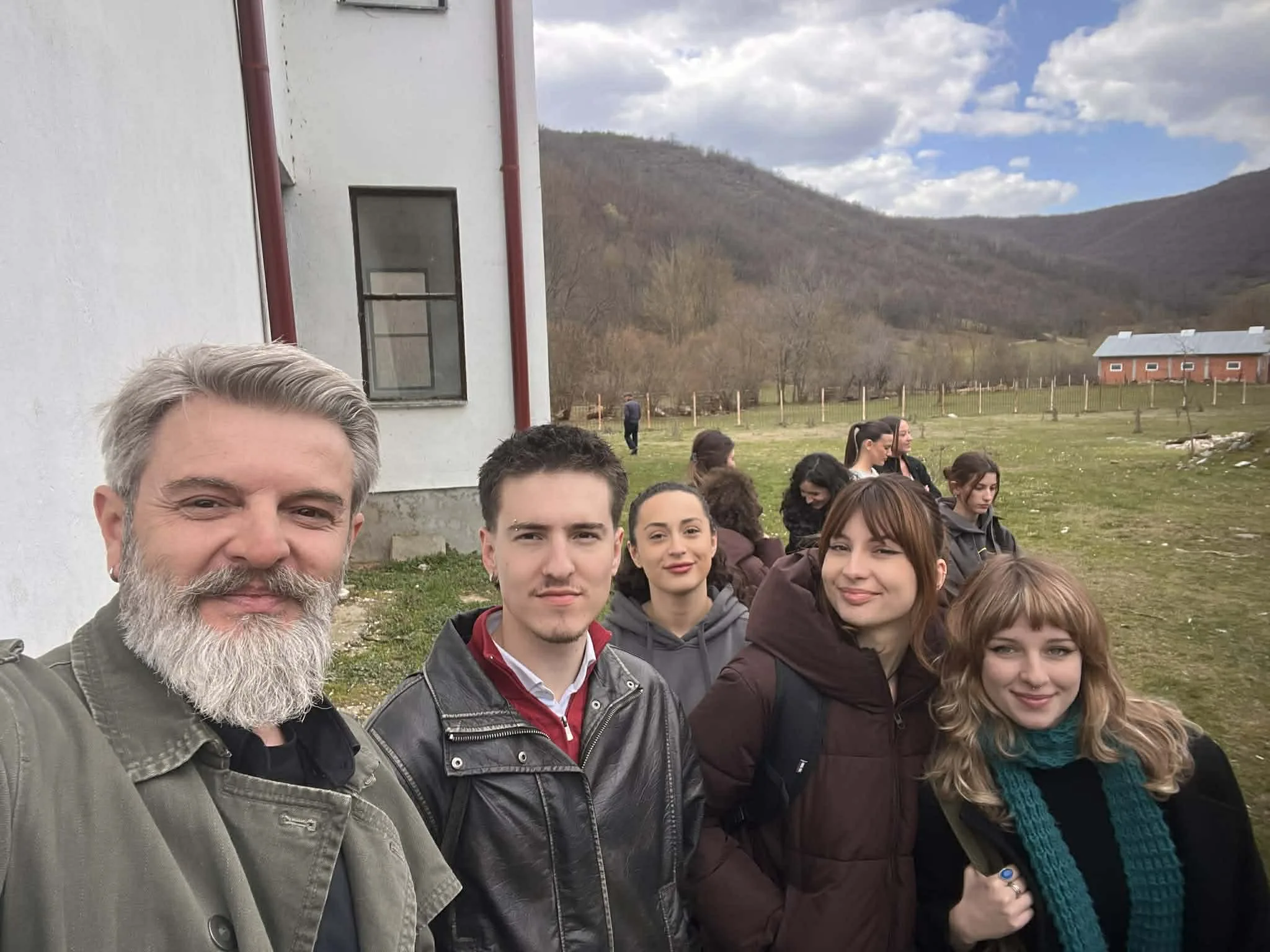 Studentët e UBT-së pjesë e hapjes së një hapësire të re artistike në Marec