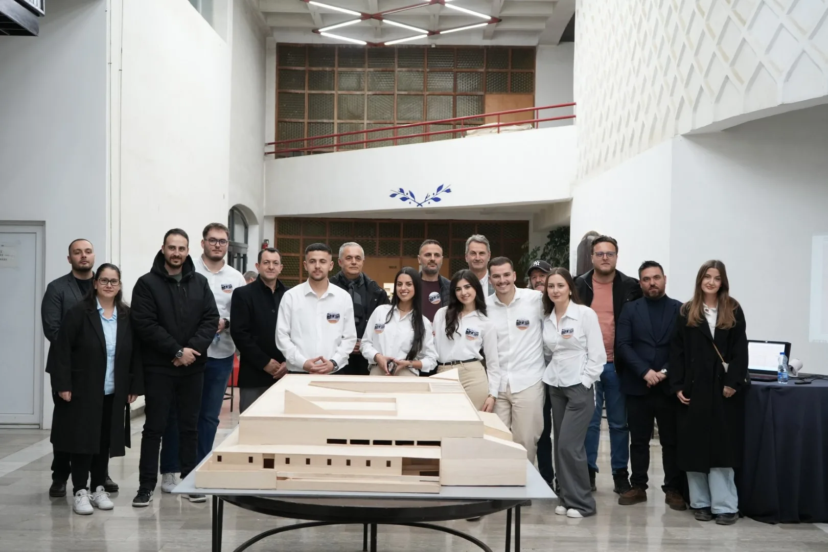 UBT sjell në Kaçanik një reflektim akademik mbi trashëgiminë moderne përmes ekspozitës “Modernizmi në Kaçanik 1945–1990”