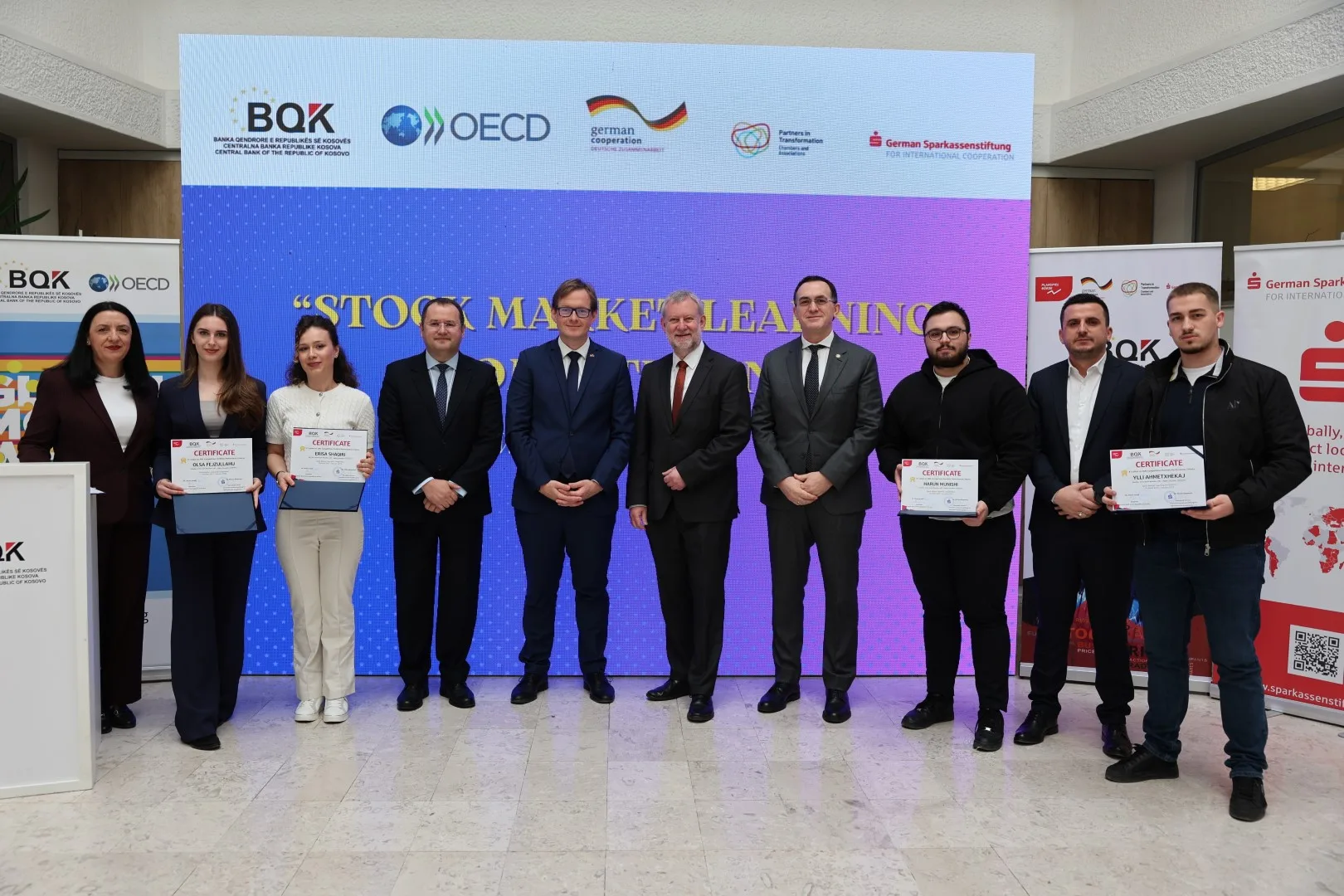 Studentët e Fakultetit Menaxhment, Biznes dhe Ekonomi në UBT fitojnë vendin e parë në garën “Stock Market Learning Competition”