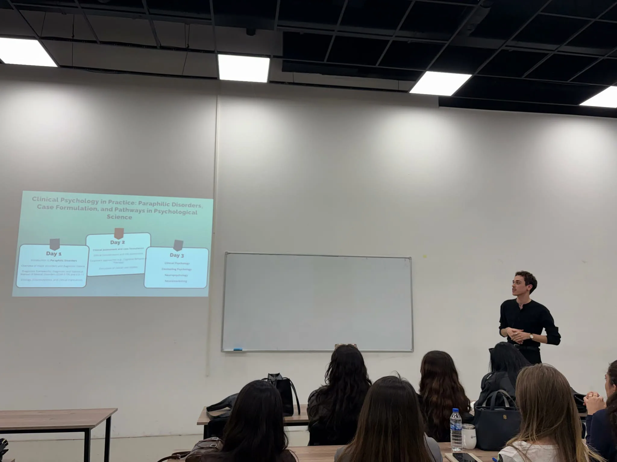Alumni i UBT-së udhëheq punëtorinë mbi psikologjinë klinike dhe formulimin e rasteve me studentët e nivelit master