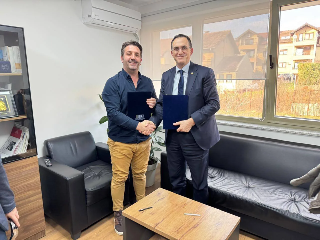 UBT mbështet Institutin për Krimet e Luftës me teknologji dhe ekspertizë për digjitalizimin e arkivës