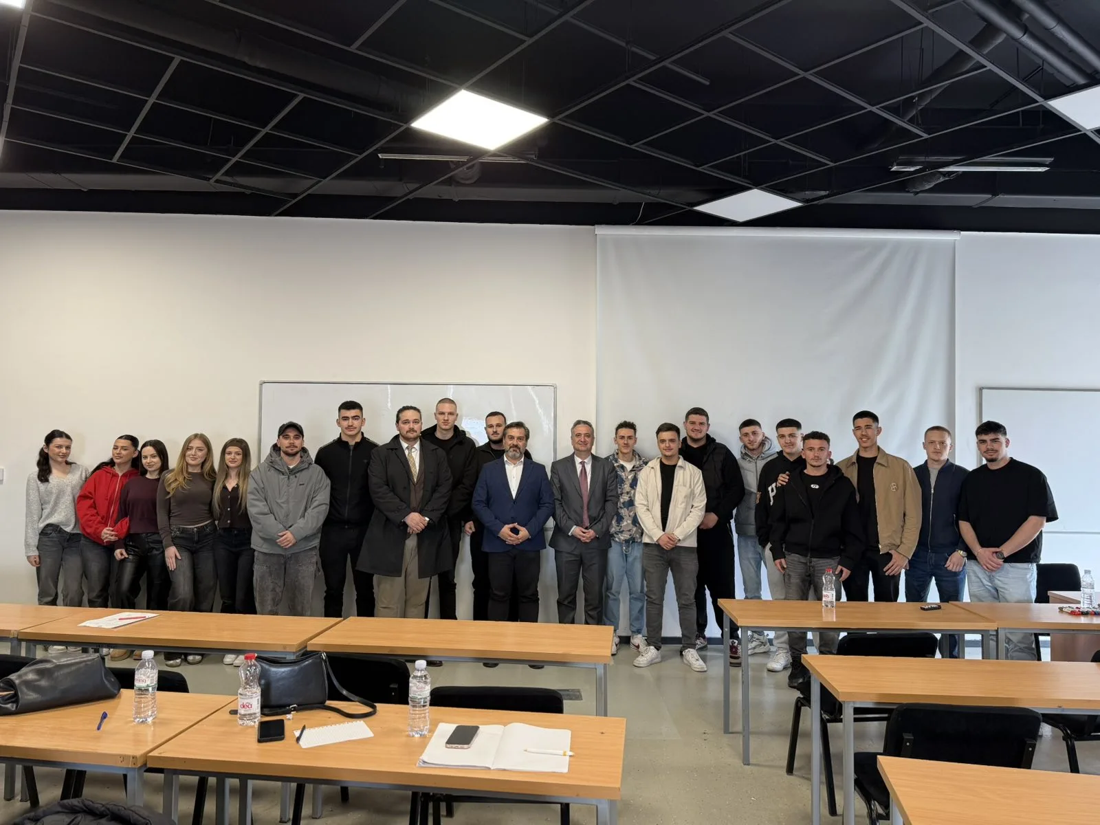 Studentët e Menaxhimit të Patundshmërive përfitojnë njohuri praktike nga industria me Vigan Perani