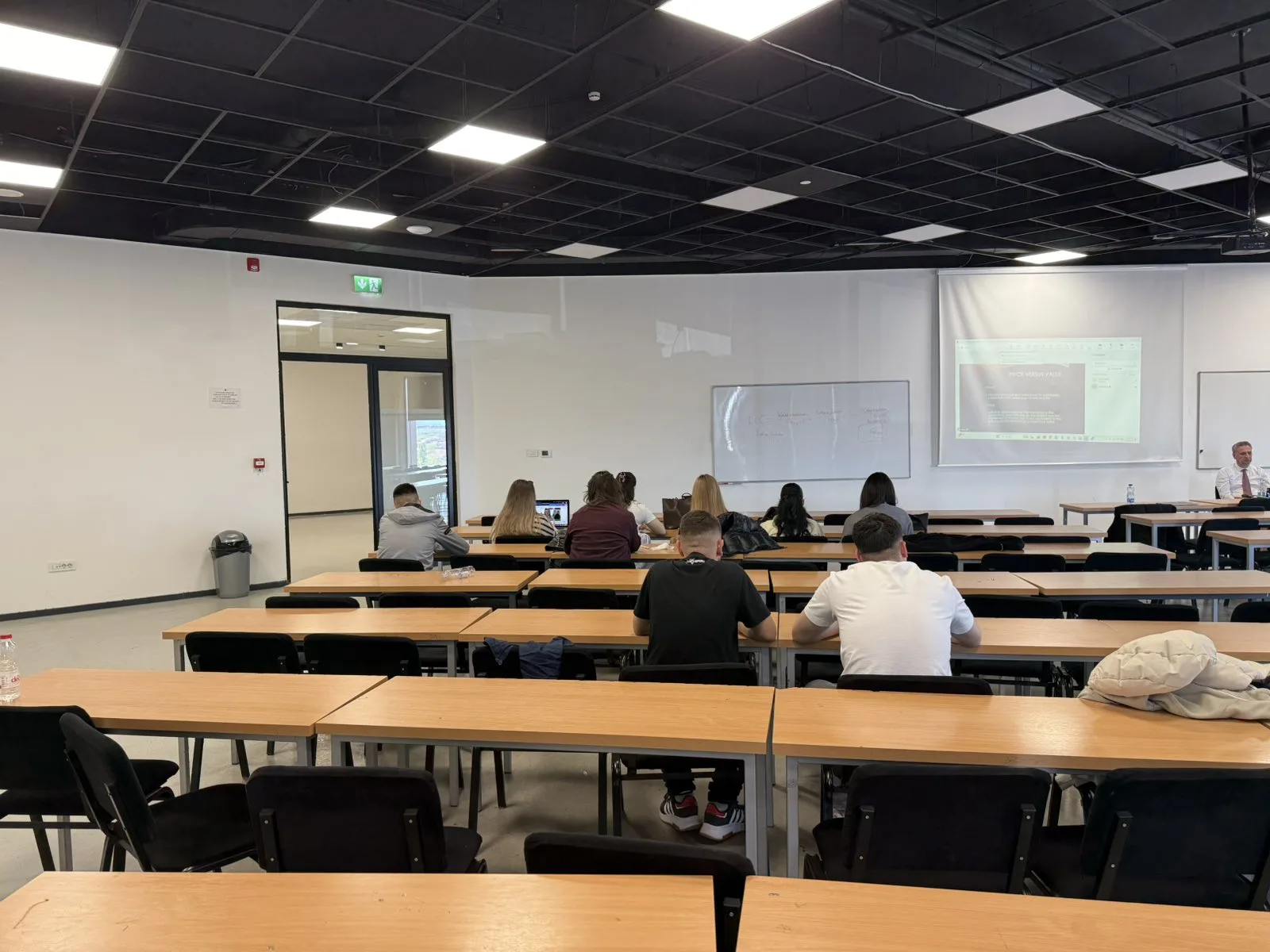 Profesori nga Holanda ligjëron në UBT për vlerësimin e pasurive të paluajtshme