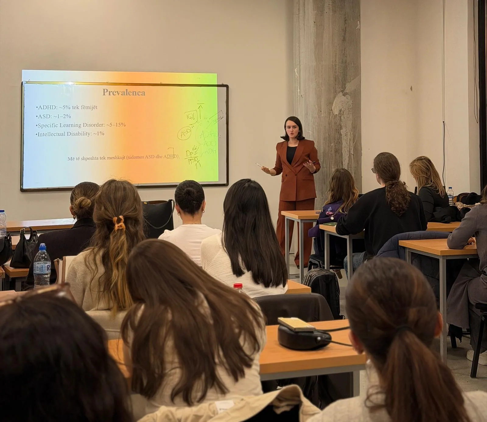 Ekspertë klinikë ndajnë përvojën me studentët e Psikologjisë në UBT