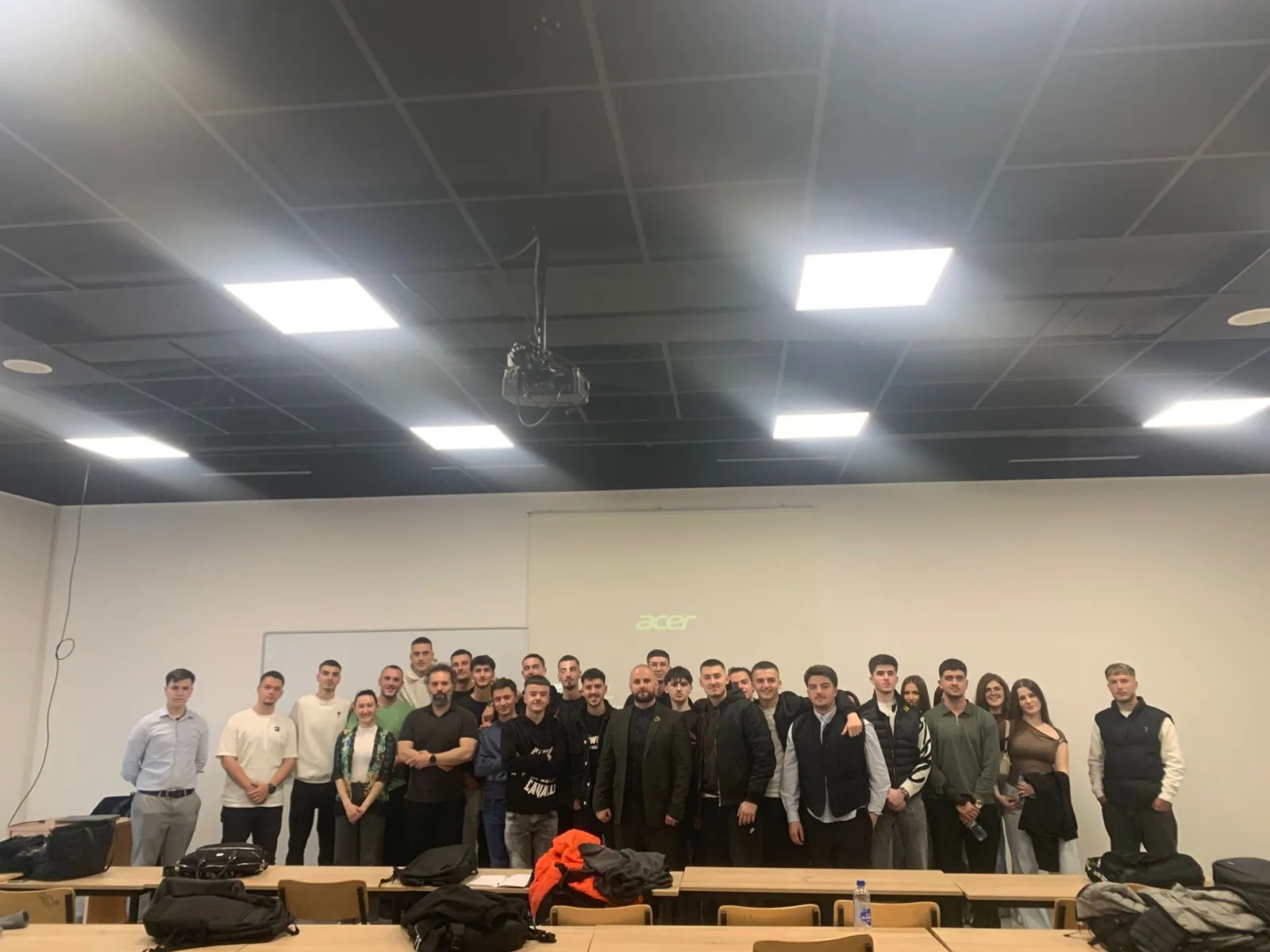 Eksperti i dronave, Enis Hyseni ligjëron në UBT: Studentët e Sigurisë trajnohen mbi rolin strategjik të teknologjisë në mbrojtje