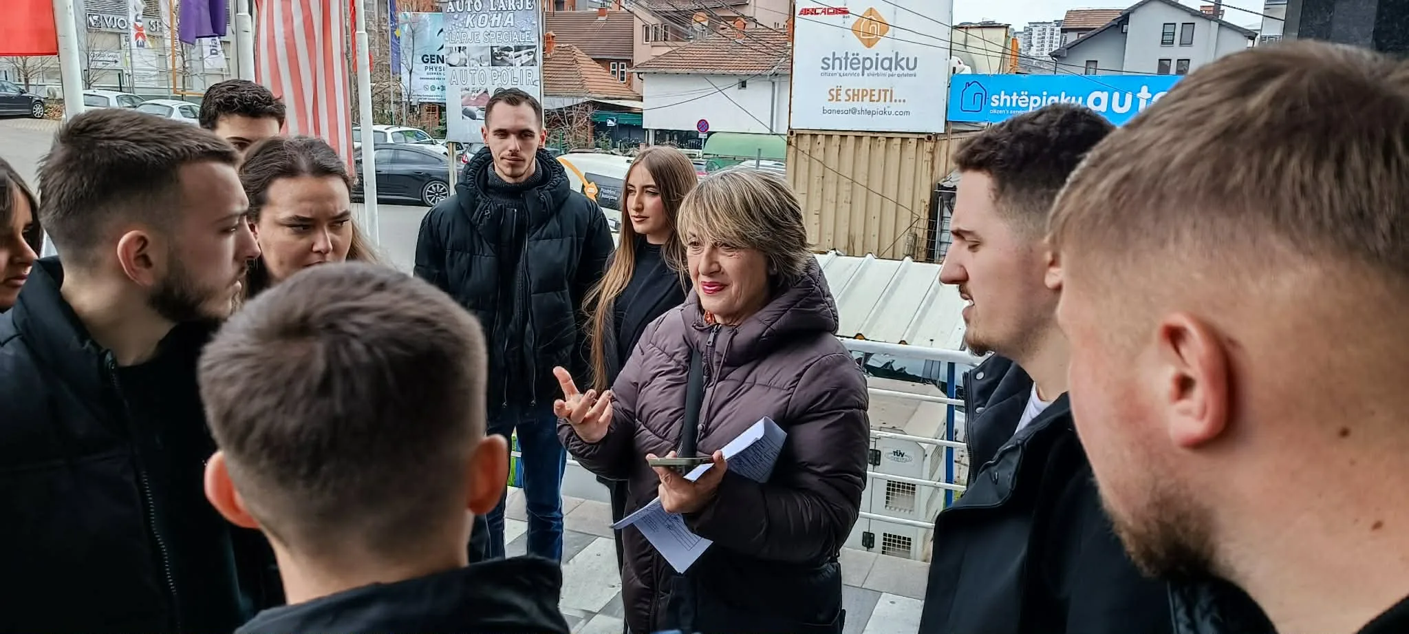 Studentët e Arkitekturës në UBT realizojnë vizitë studimore në terren në lagjen Kalabria