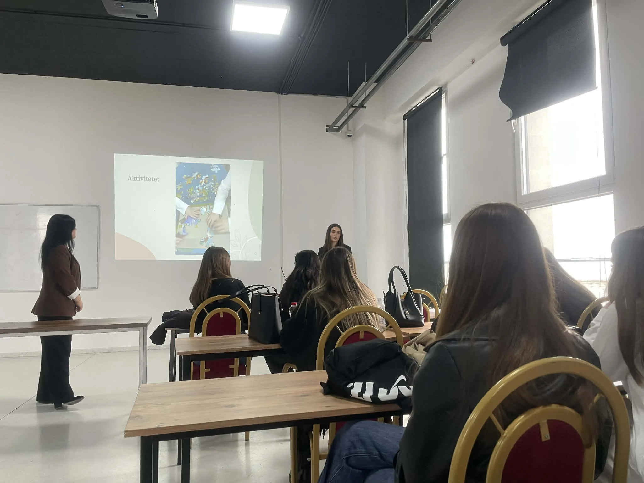 Studentet e masterit në Psikologji në UBT, Shqipe Shala dhe Drenusha Krasniqi mbajnë ligjëratë mbi autizmin