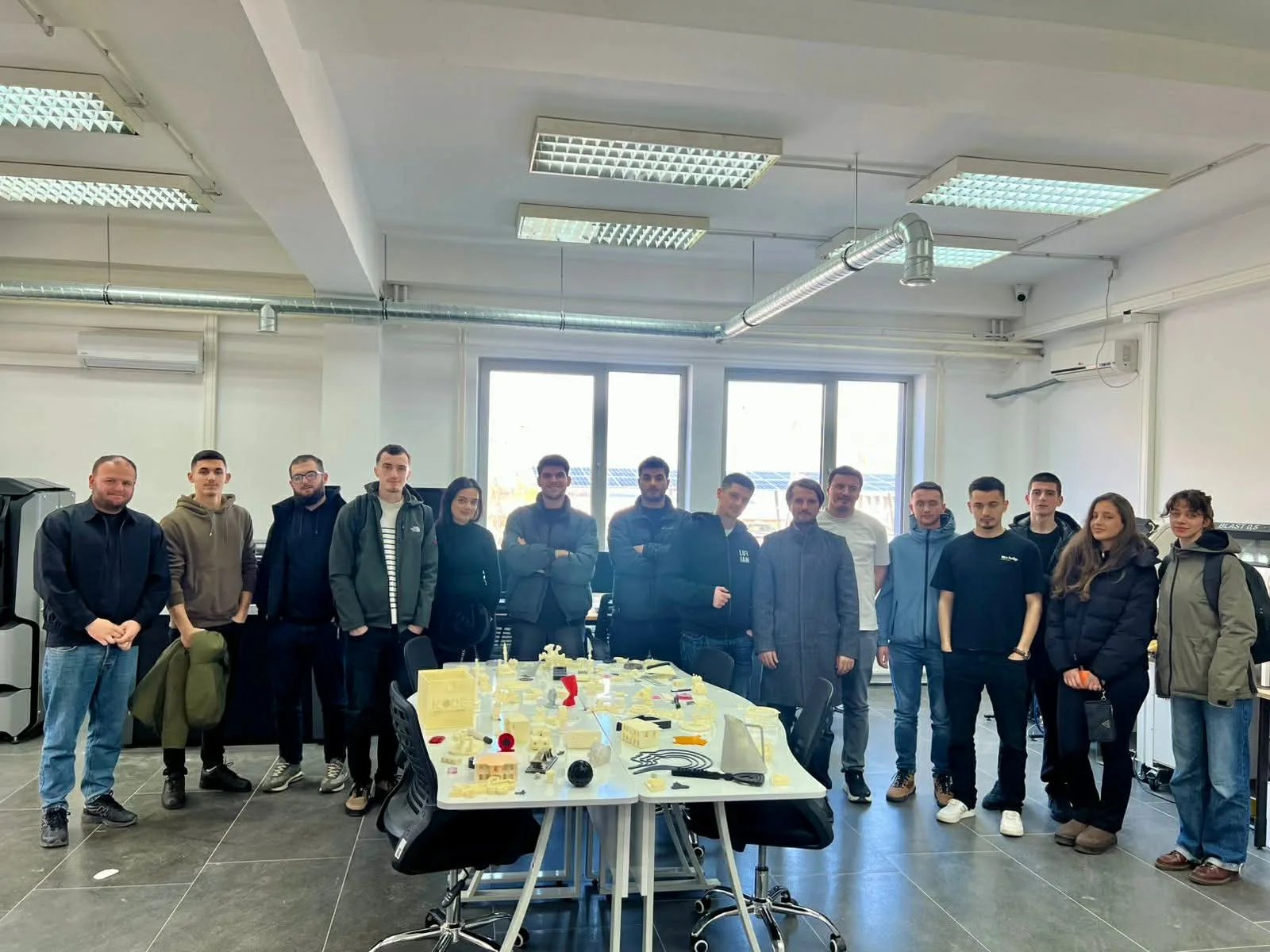 Studentët e Mekatronikës në UBT përfitojnë përvojë praktike në teknologjitë më të avancuara në ITP Prizren