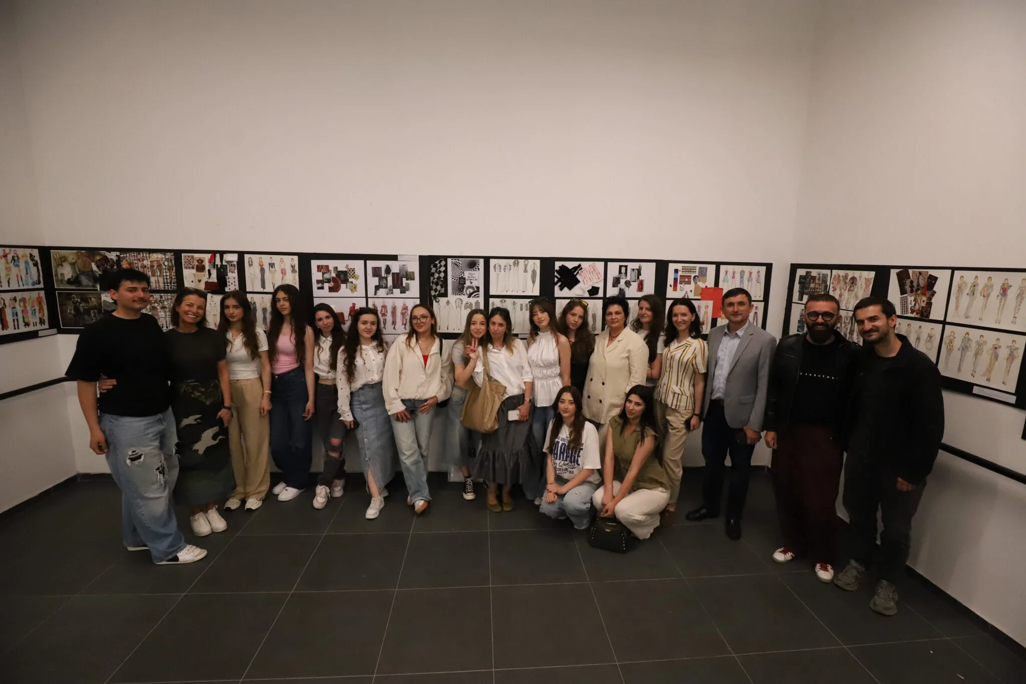 Studentët e Dizajnit të Modës në UBT prezantojnë krijimtarinë e tyre në Ditët e Artit dhe të Dizajnit