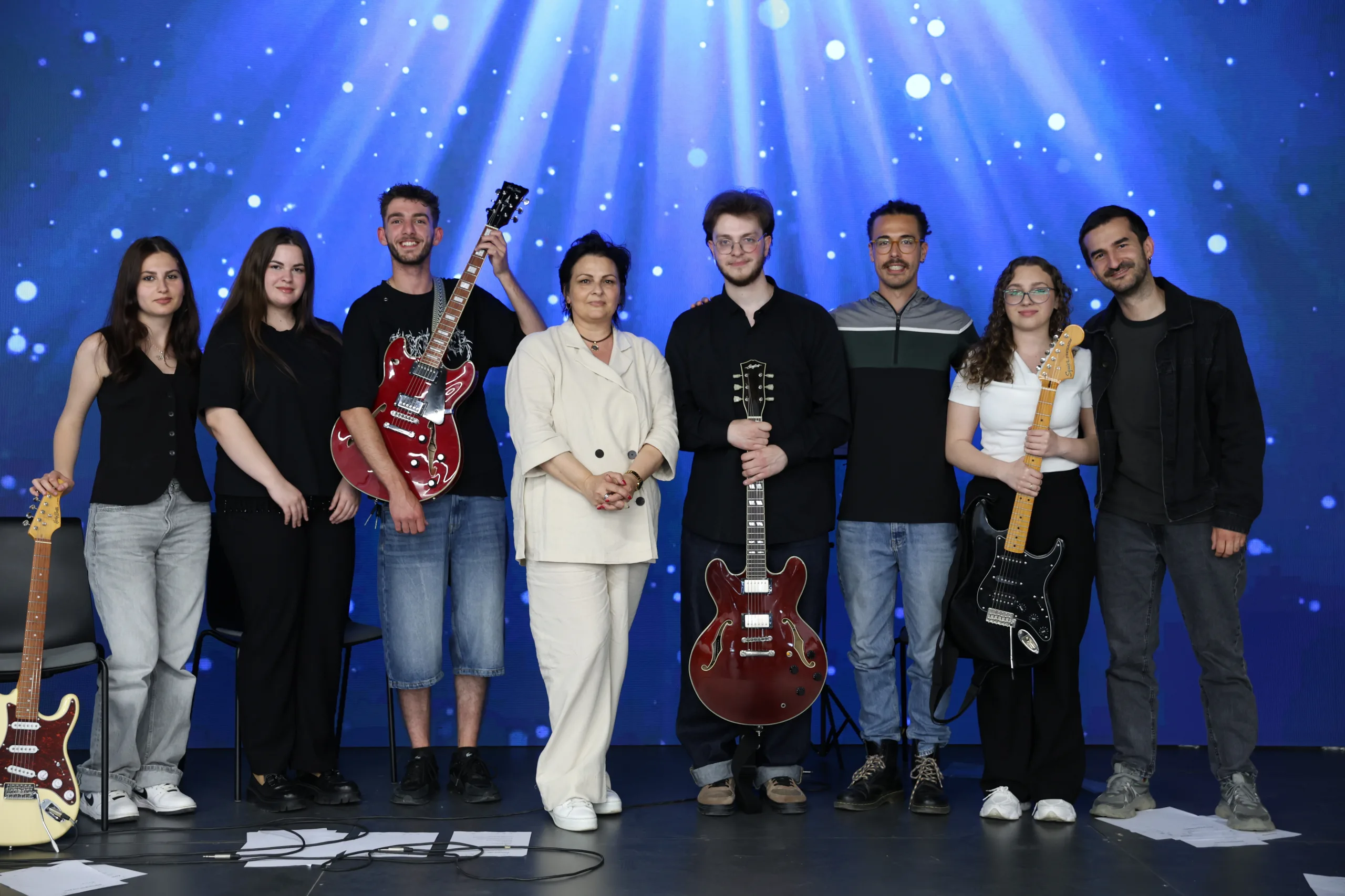 Koncert artistik në UBT: Studentët demonstrojnë aftësitë e tyre në kitarë, vokal dhe audioproduksion