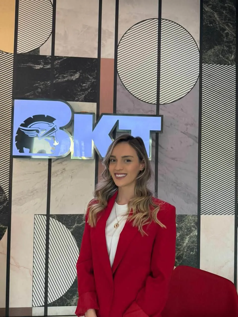 Nga UBT drejt suksesit në Bankën Kombëtare Tregtare – Rrugëtimi profesional i ish-studentes Xhyljetë Luzhës