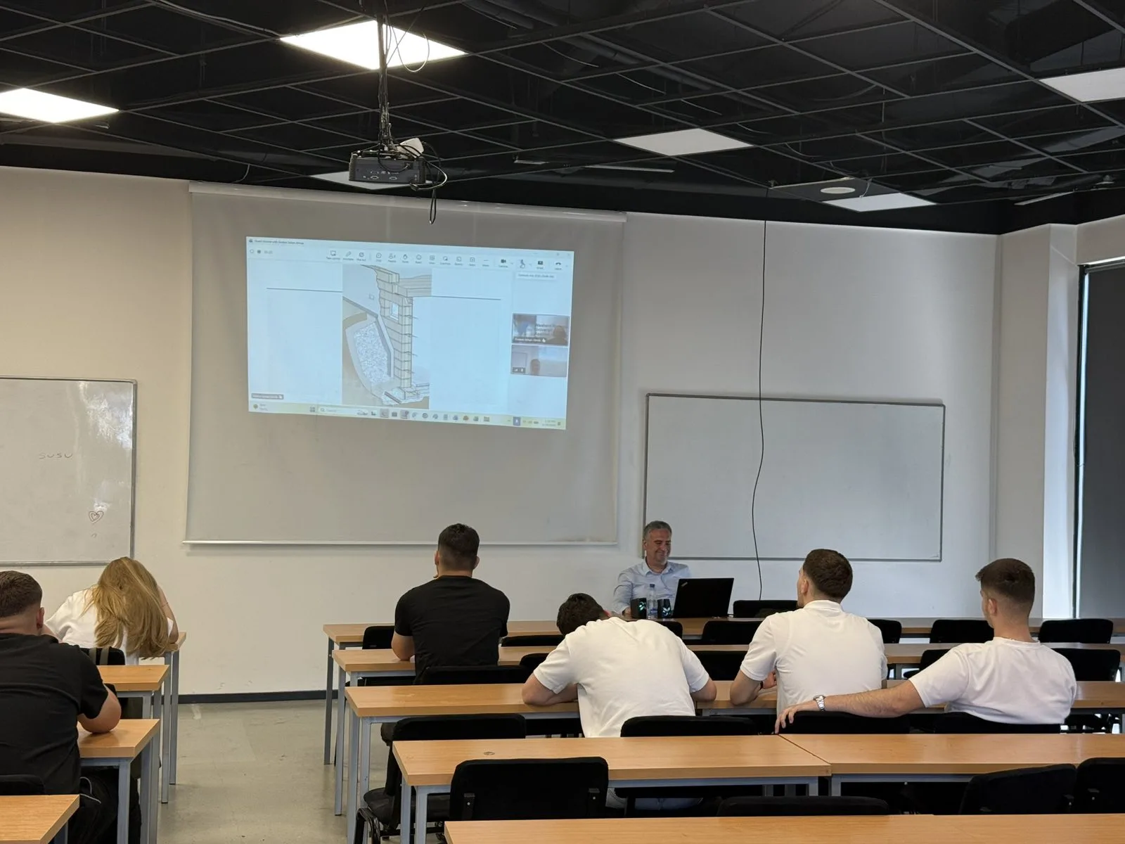 Eksperti norvegjez Anders Johan Almas ligjëroi në UBT mbi ndërtimin e qëndrueshëm dhe adaptimin klimatik